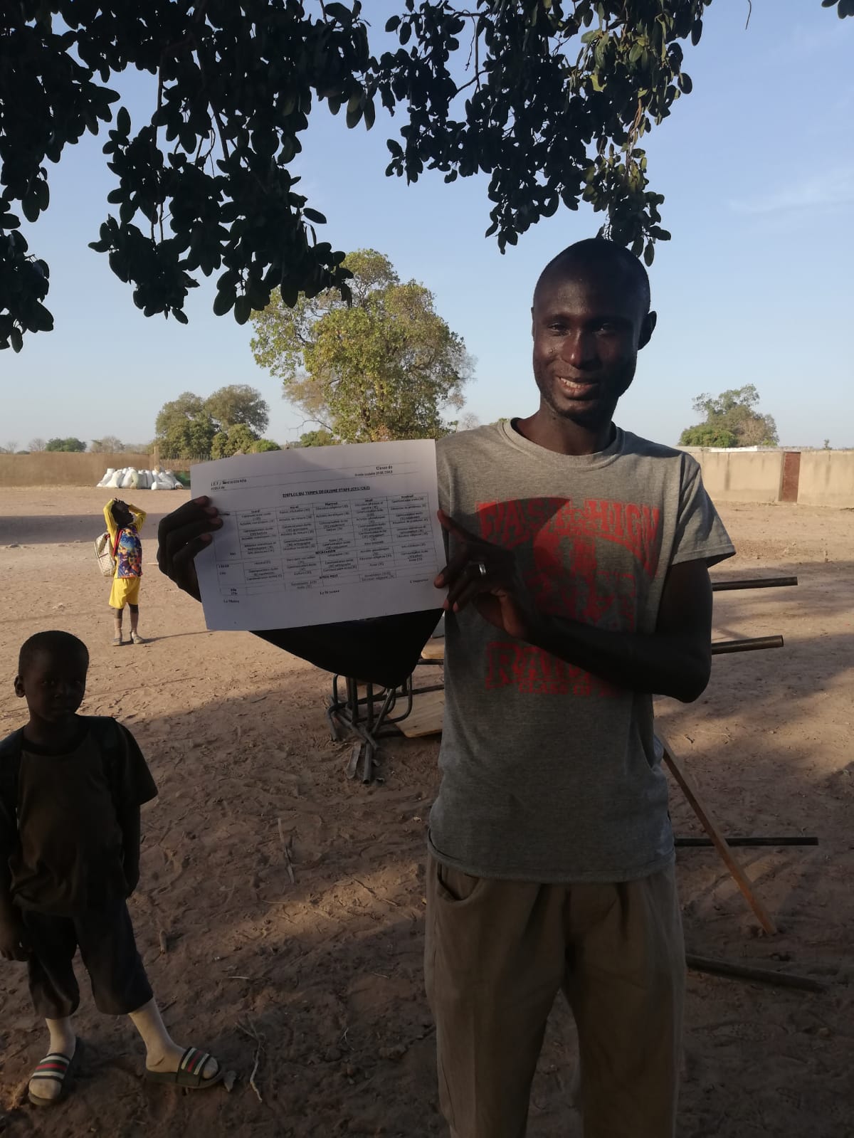 Diouf, el mestre del poble, amb la primera fotocòpia de la història de Bouloukounda. FOTO: Cedida