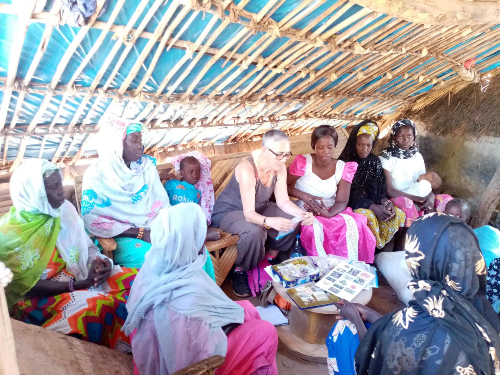 La Rosa Maria, amb les dones de Bouloukounda i les llavors que ha portat des de Rubí. FOTO: Cedida
