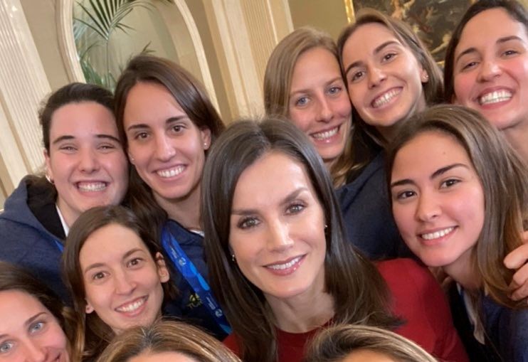 Selfie de la selecció espanyola femenina de waterpolo amb la reina Leitizia. FOTO: Twitter de la selecció espanyola de waterpolo