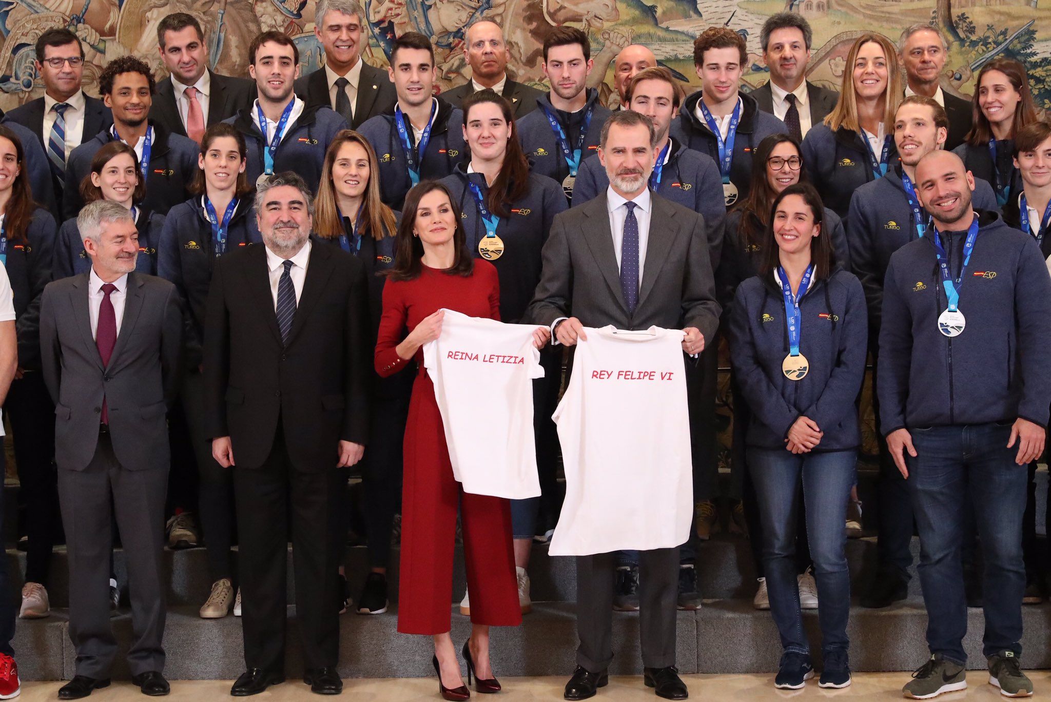 Els monarques van rebre samarretes de la selecció de waterpolo femení amb els seus noms. FOTO: Twitter de la Casa Reial Els monarques van rebre samarretes de la selecció de waterpolo femení amb els seus noms. FOTO: Twitter de la Casa Reial
