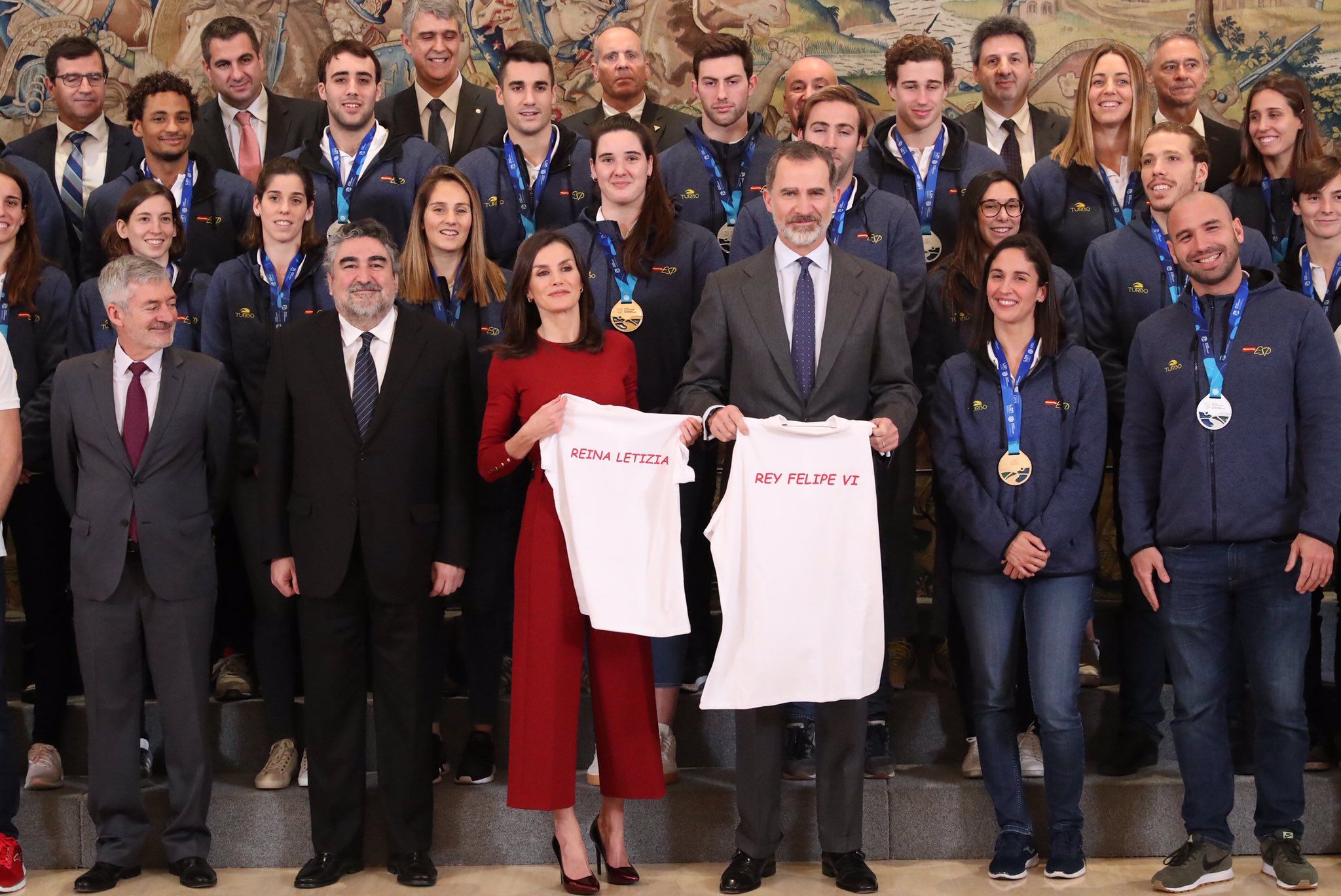 Els monarques van rebre samarretes de la selecció de waterpolo femení amb els seus noms. FOTO: Twitter de la Casa Reial