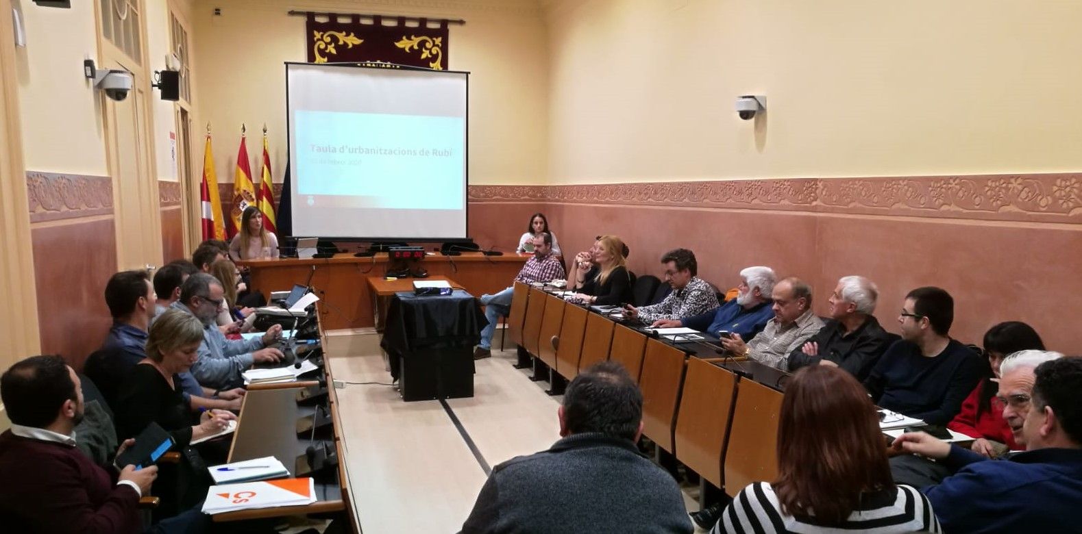 La segona taula d'urbanitzacions s'ha celebrat el dilluns 3 de febrer a la sala de plens de Rubí. FOTO: Redacció