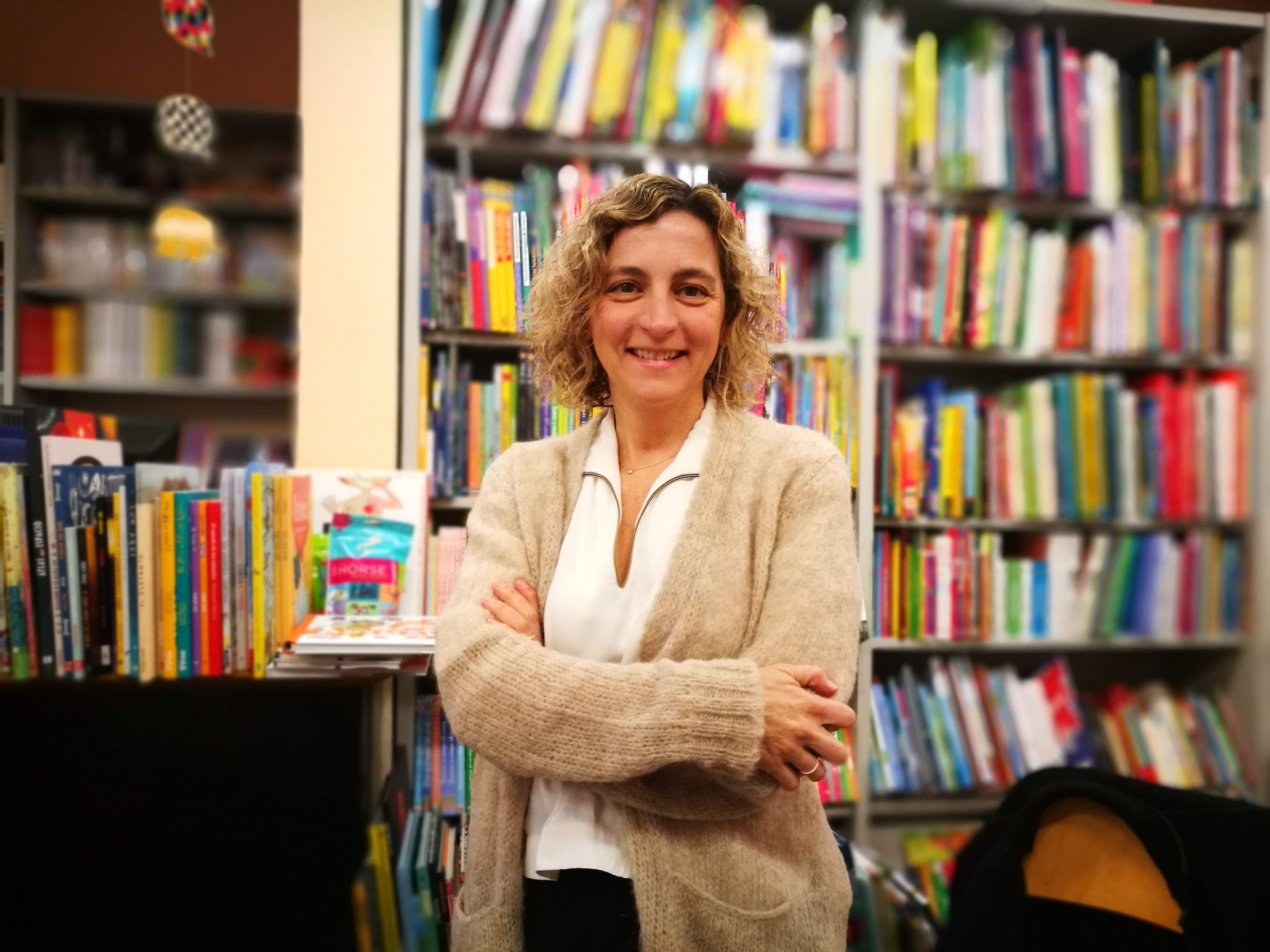 Gemma Vilanova, autora del llibre “1 fill inesperat i 1 sofà”, a El racó del llibre de Rubí. FOTO: Redacció