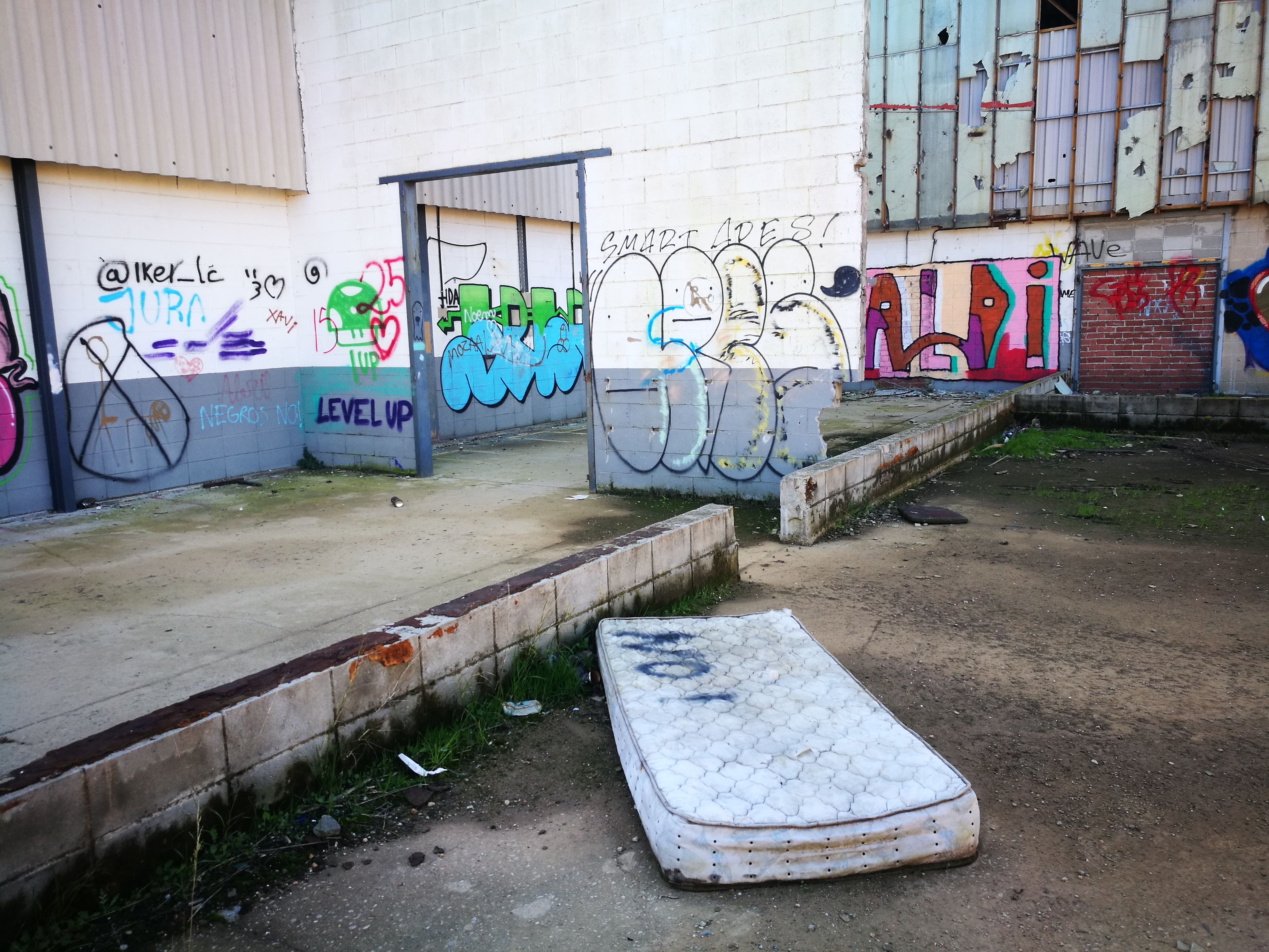 Les fàbriques abandonades estan envoltades de deixalles. FOTO: Redacció