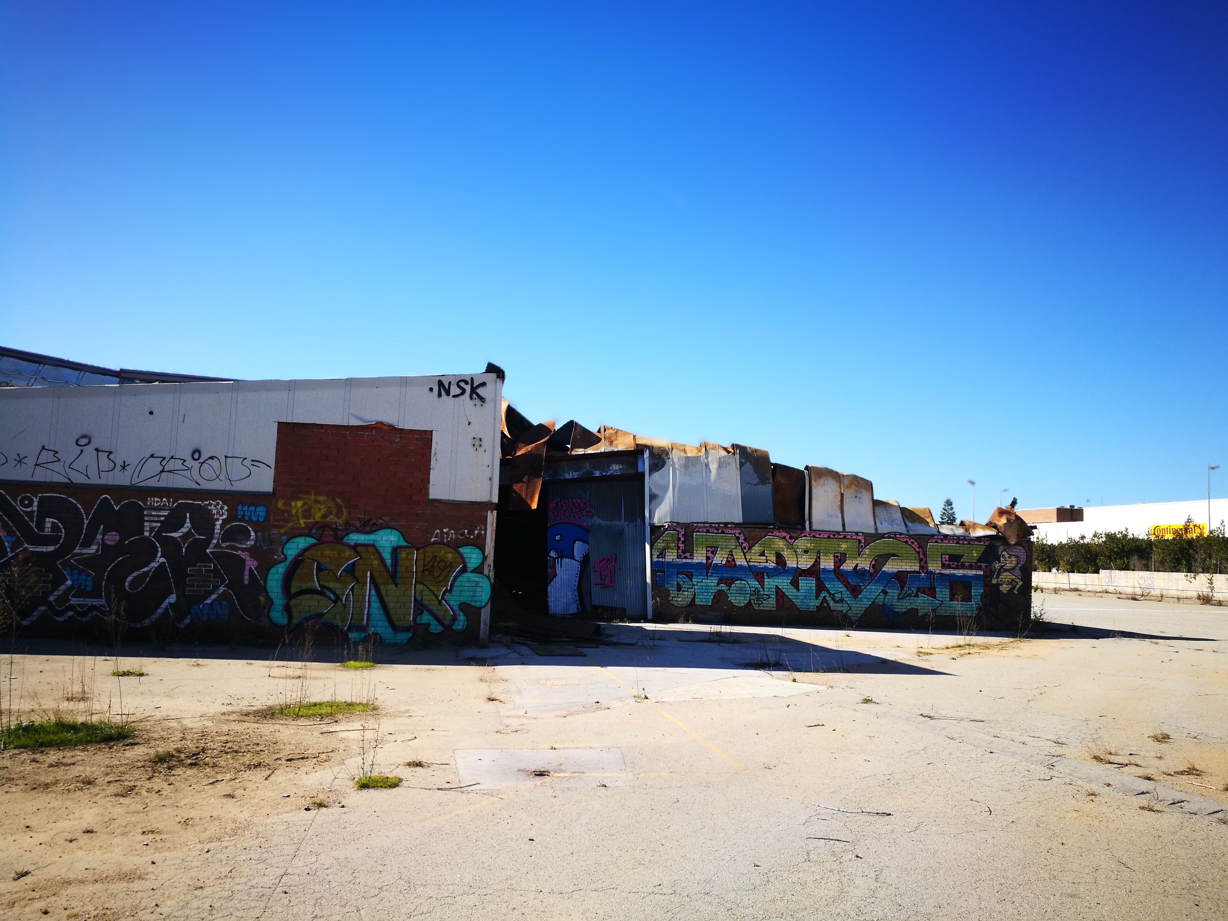 Les dues fàbriques abandonades conviuen amb l'activitat de la planta de Continental i els veïns de Sant Jordi Parc. FOTO: Redacció