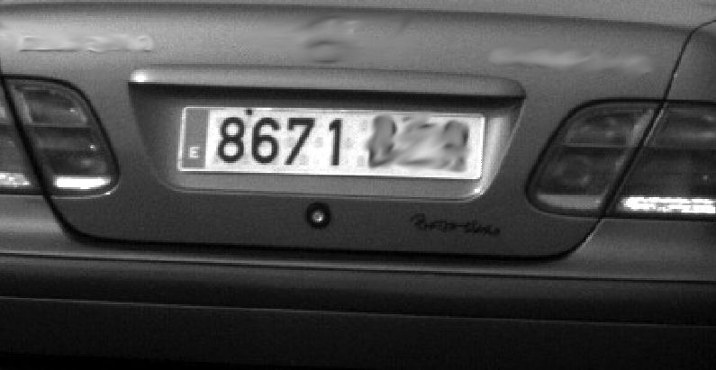 La placa falsificada de la conductora denunciada. FOTO: ACN