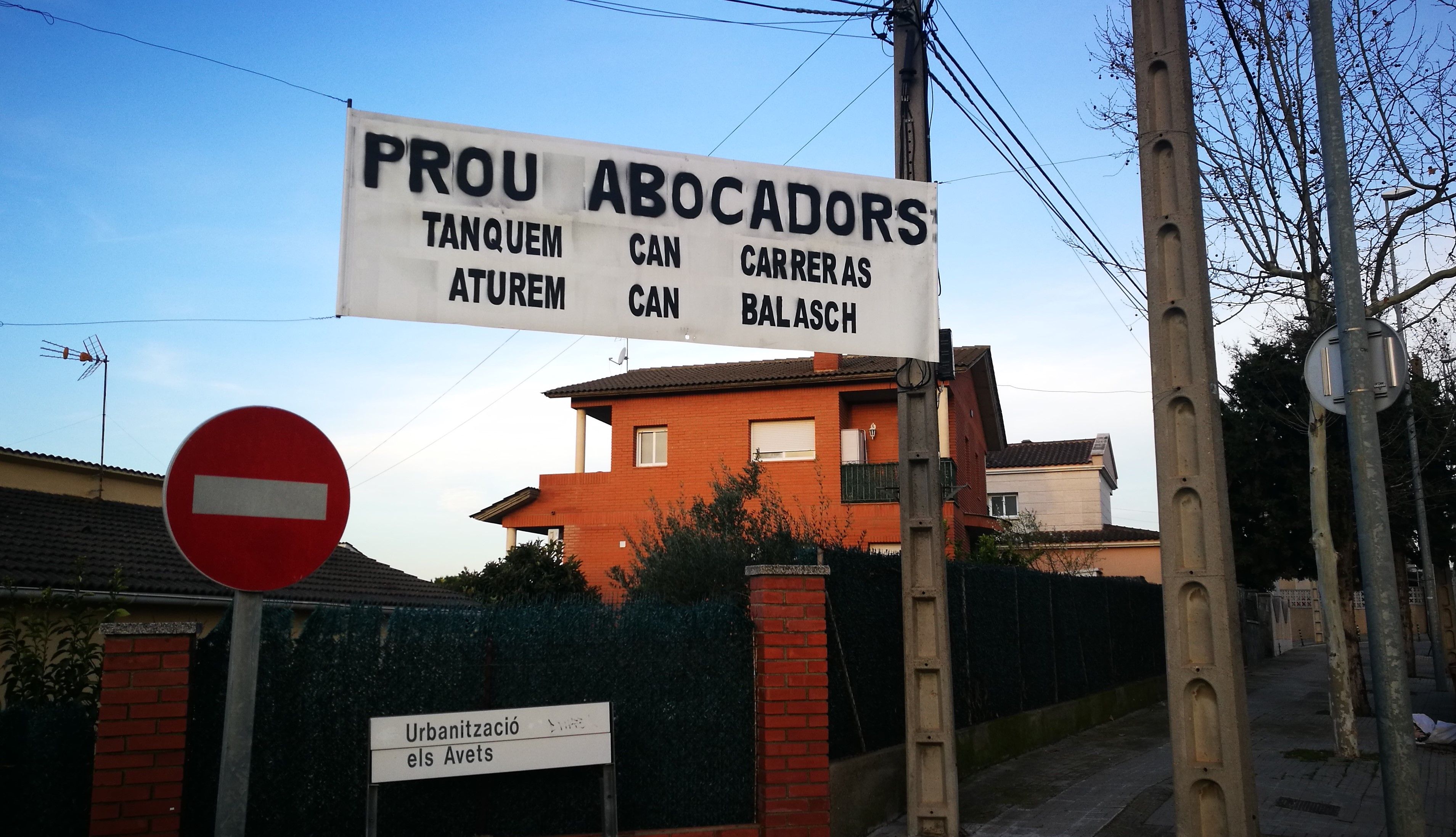 Pancarta contra els abocadors de Can Carreras i Can Balasc a la urbanització d'Els Avets. FOTO: Redacció