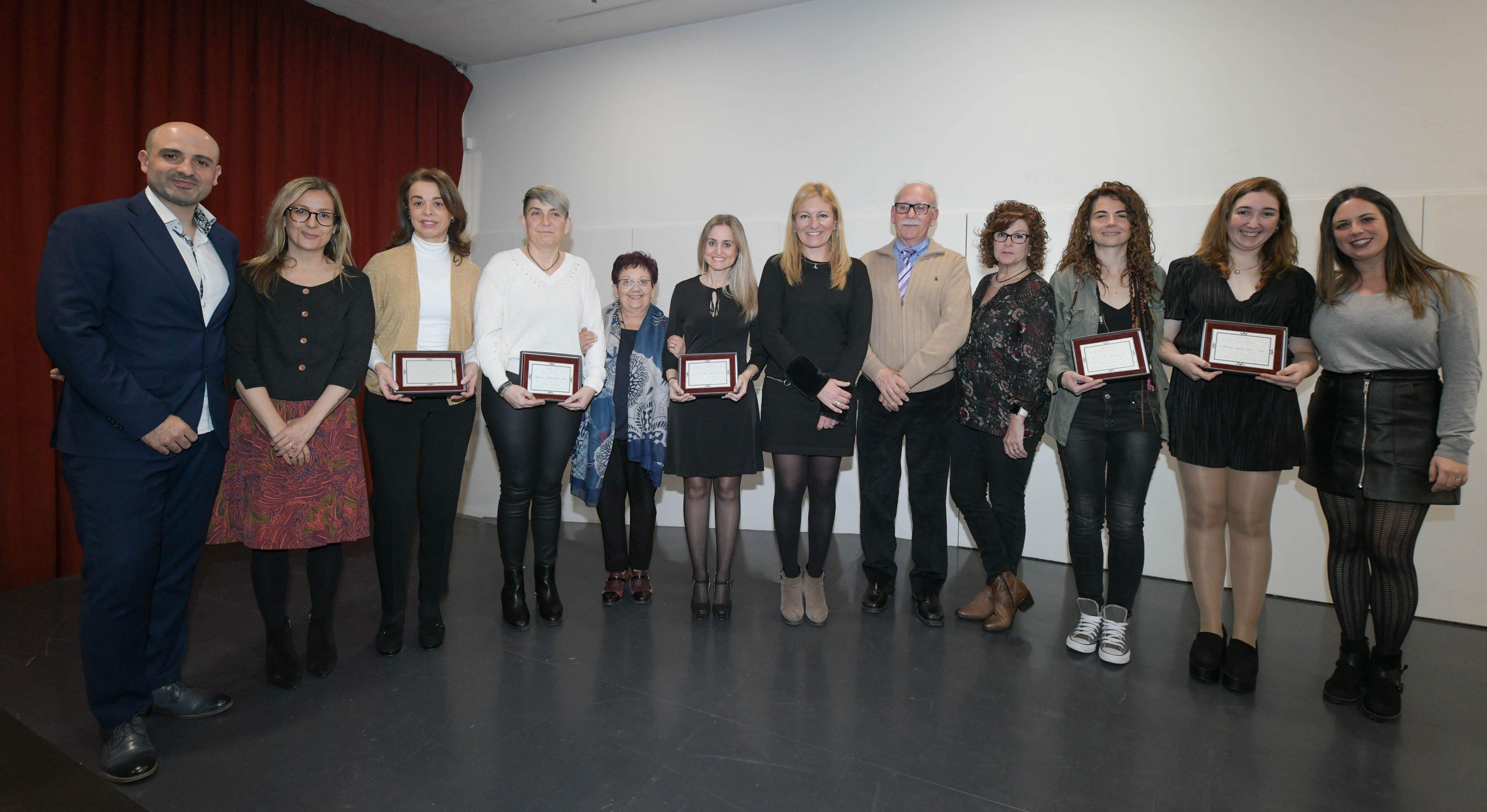 L’alcaldessa i les regidores amb les dones premiades enguany pel Centro Aragonés de Rubí. FOTO: Ajuntament de Rubí - Localpres.
