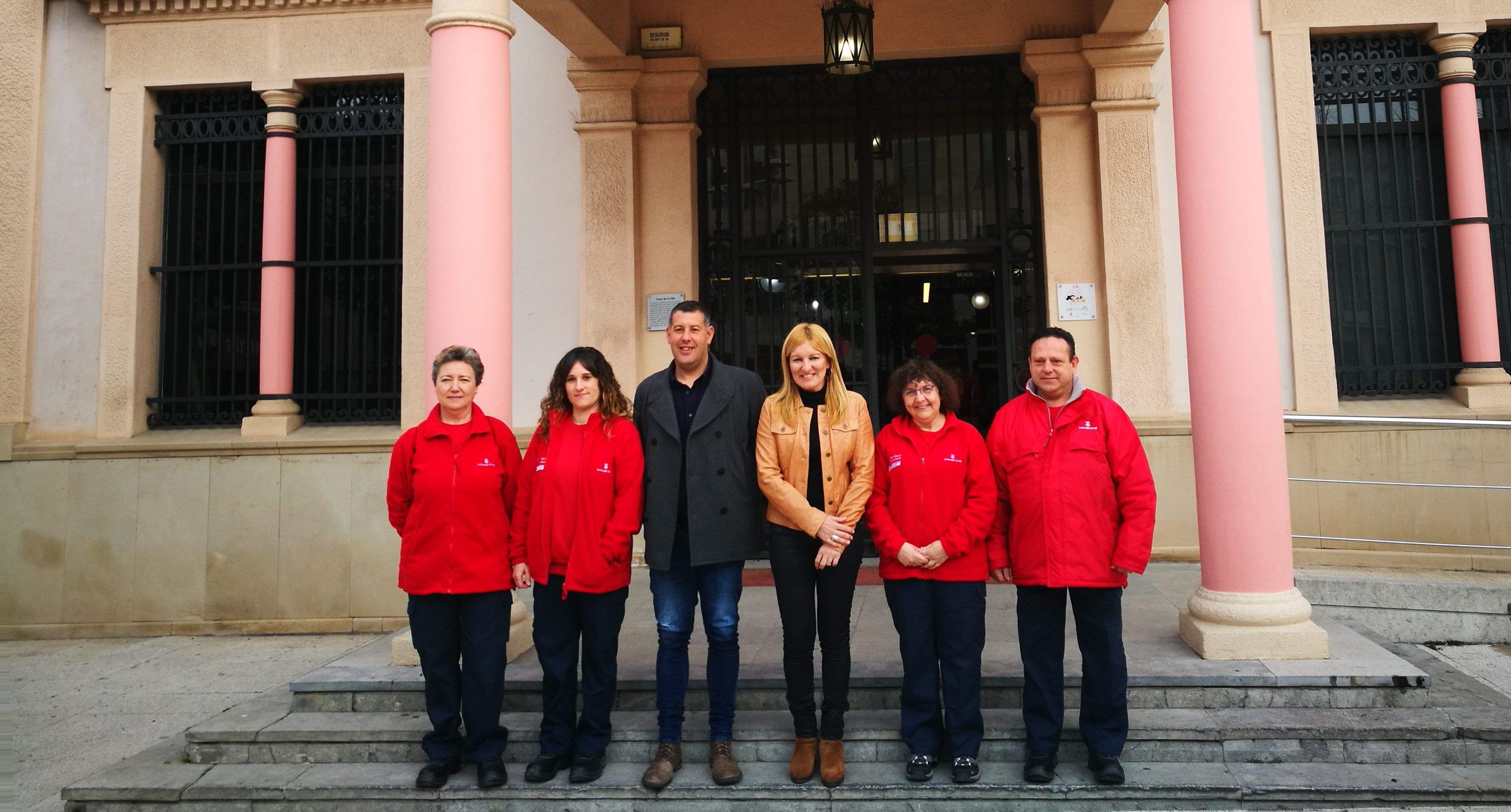 El nou equip d'agents cívics, amb l'alcaldessa de Rubí i el regidor de Relacions Ciutadanes i Proximitat, a les portes de l'Ajuntament. FOTO: Redacció