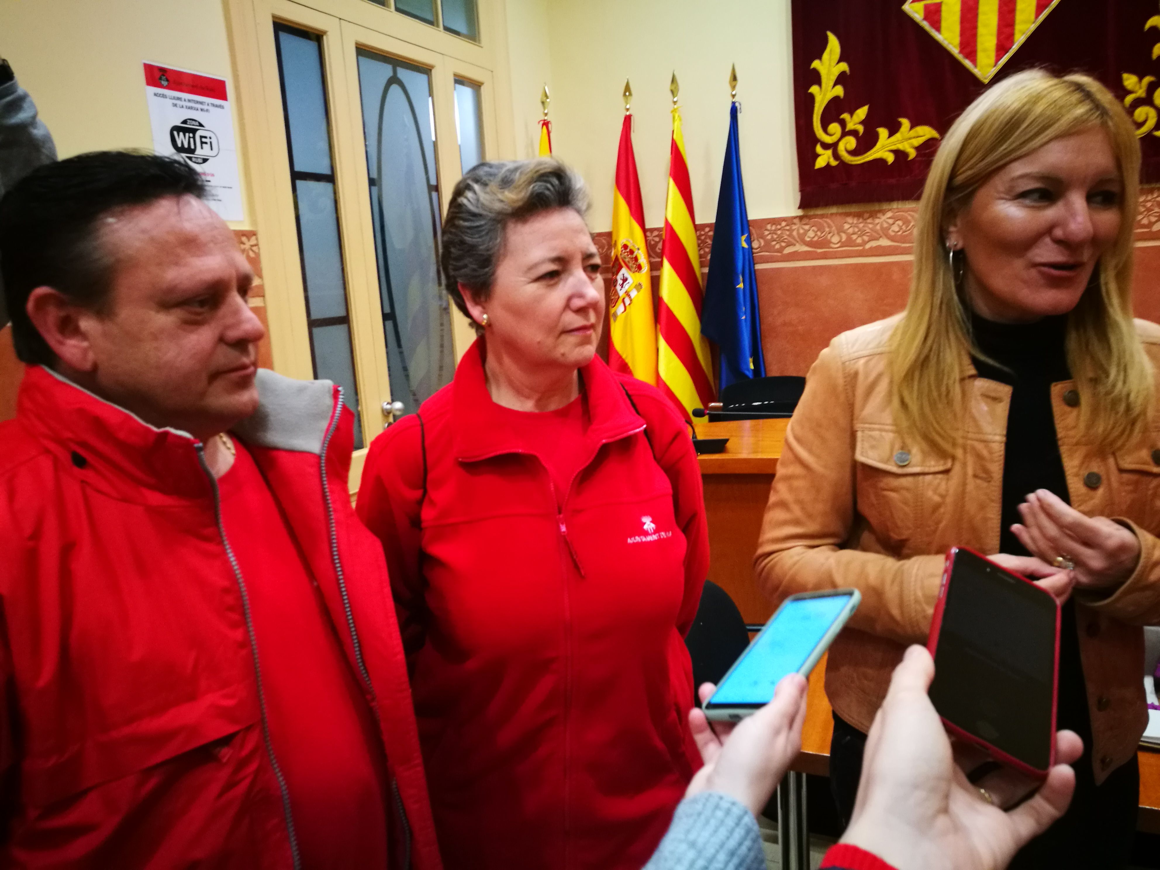 Els agents cívics Rubén Martínez i Immaculada Villarejo, amb l'alcaldessa de Rubí a la sala de plens de l'Ajuntament. FOTO: Redacció