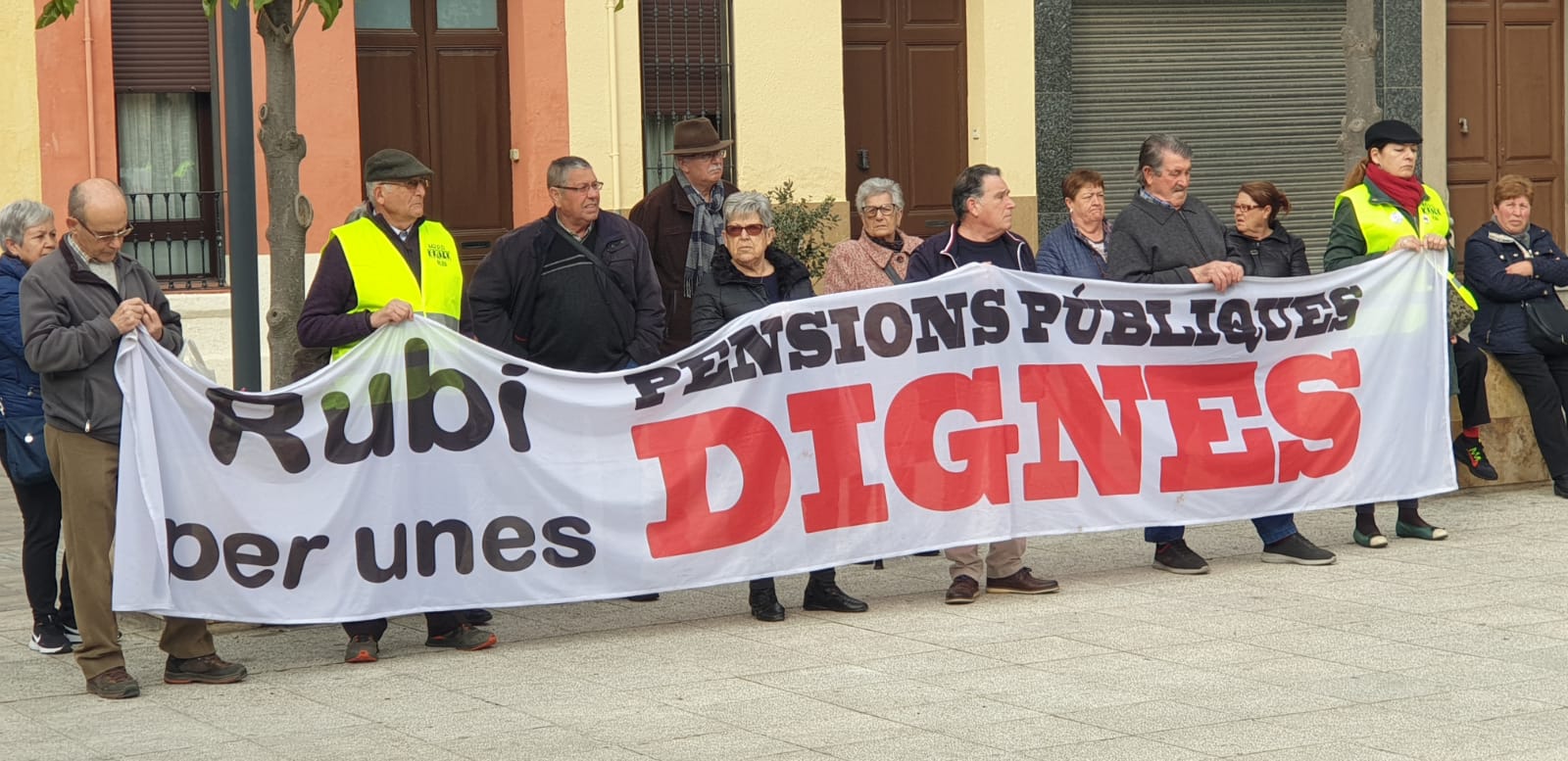 El Moviment per unes Pensions Dignes de Rubí es manifesta cada dimarts a la plaça Pere Aguilera. FOTO: Joaquim Gràcia