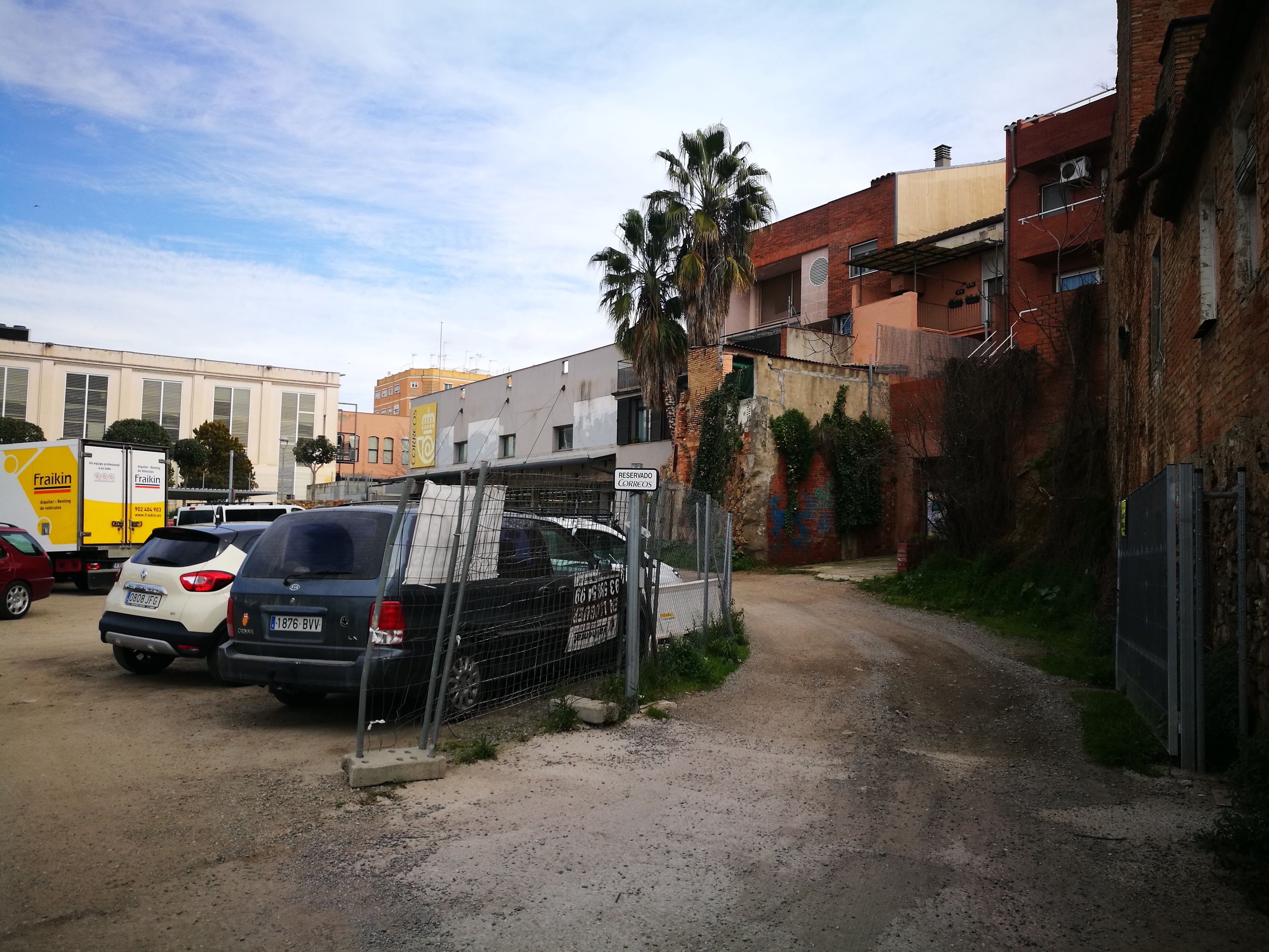 Els vehicles de Correus poden entrar i sortir per un accés al terreny. FOTO: Redacció