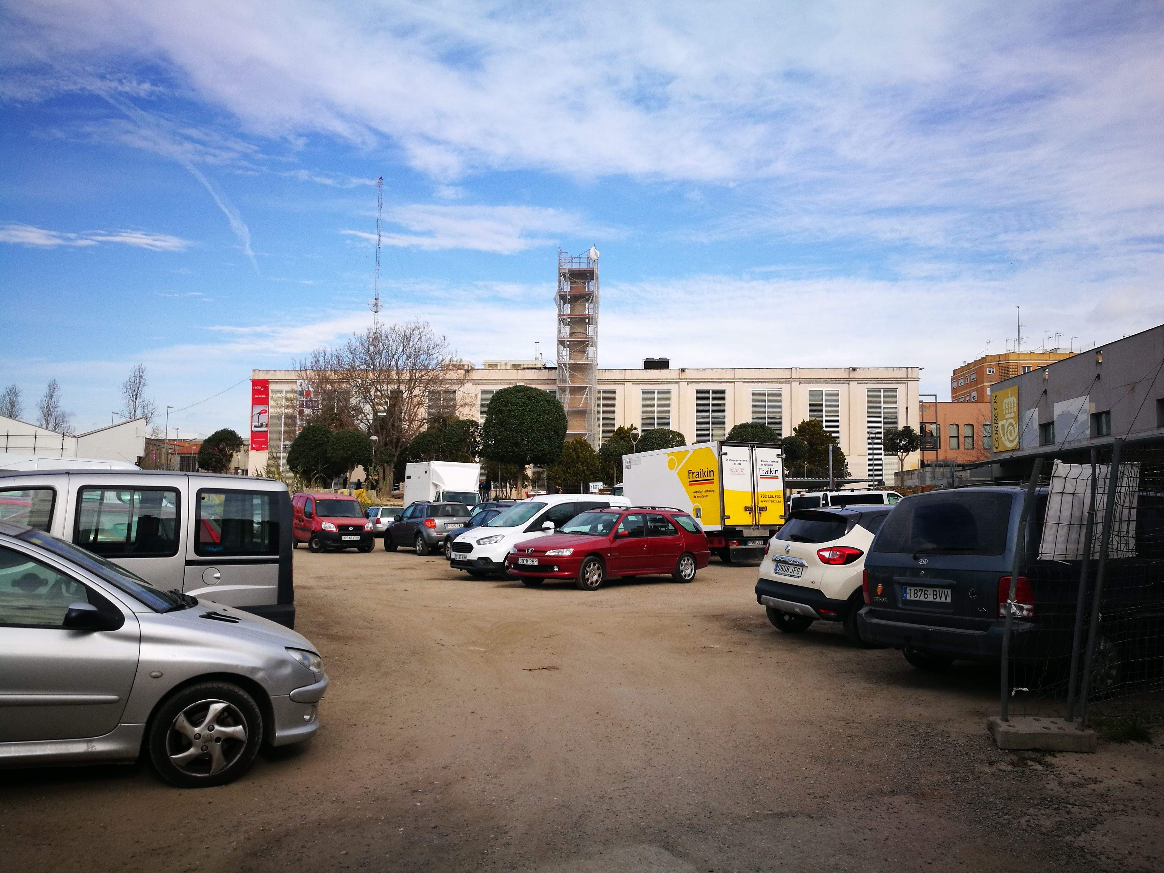 Terreny a costat de l'edifici de Correus on aparquen els cotxes. FOTO: Redacció Terreny a costat de l'edifici de Correus on aparquen els cotxes. FOTO: Redacció