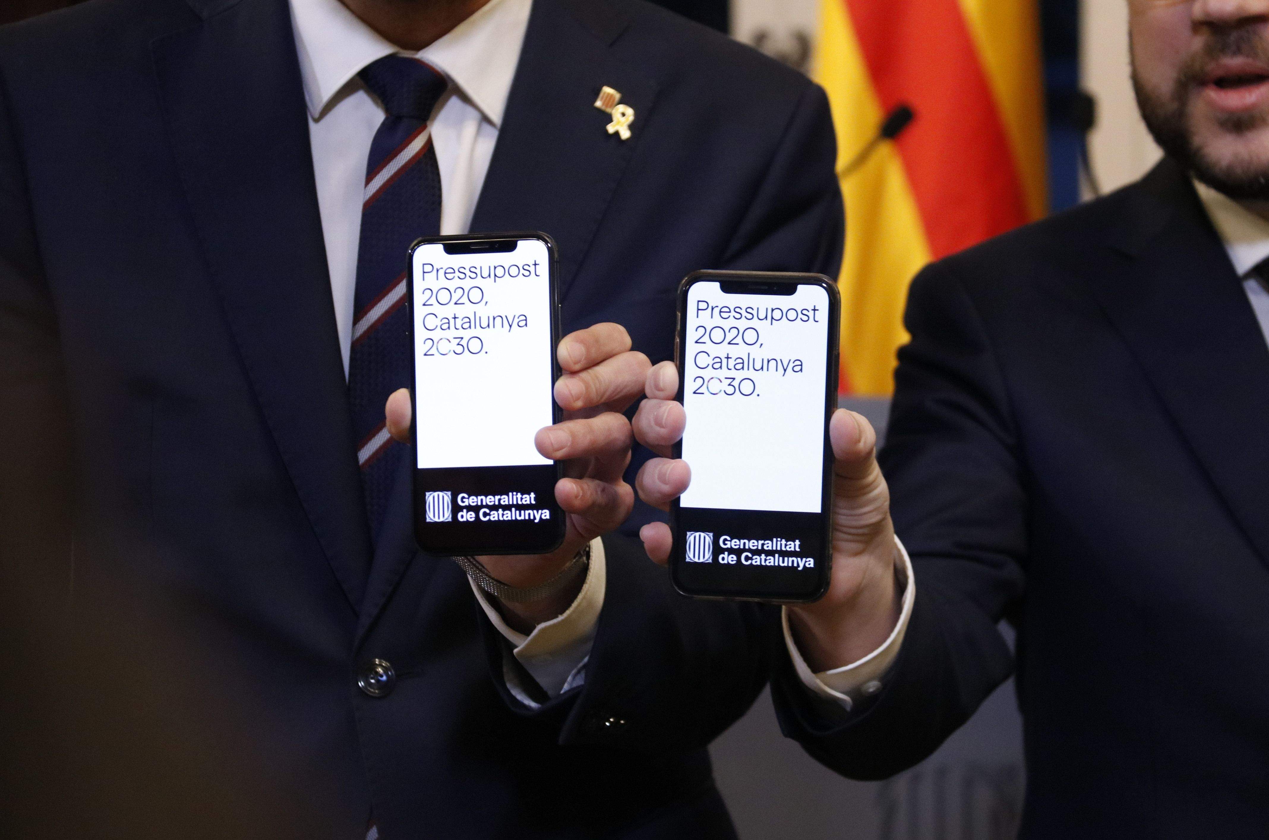Detall dels telèfons mòbils del president del Parlament, Roger Torrent, i del vicepresident del Govern, Pere Aragonès, mostrant els pressupostos de la Generalitat per al 2020. FOTO: ACN