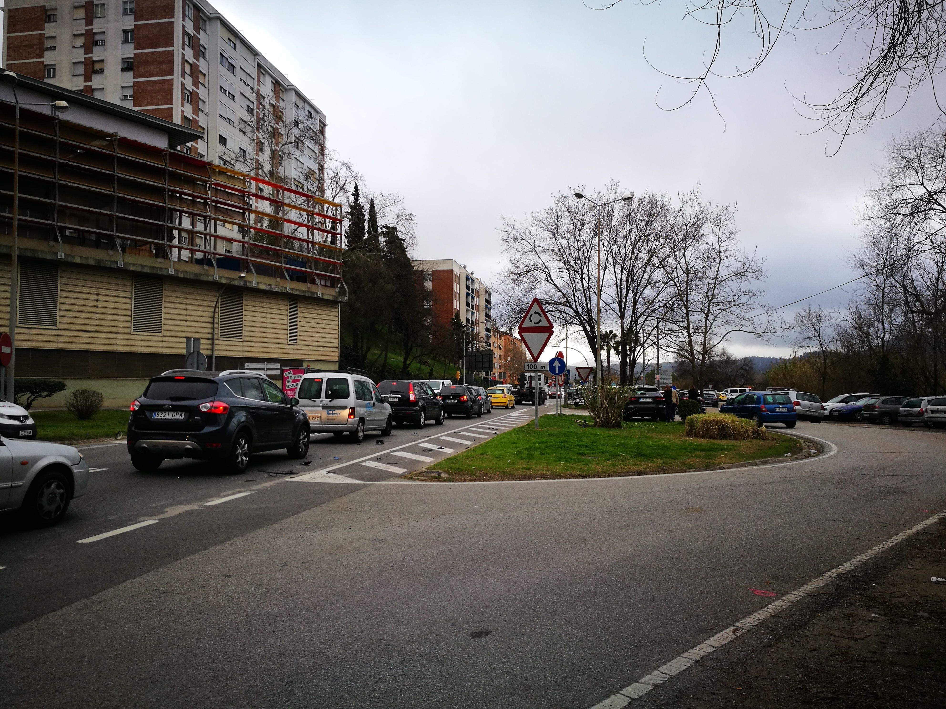 La col·lisió ha tingut lloc a la carretera de Molins de Rei, a l'encreuament amb la Rambleta de Joan Miró. FOTO: Redacció