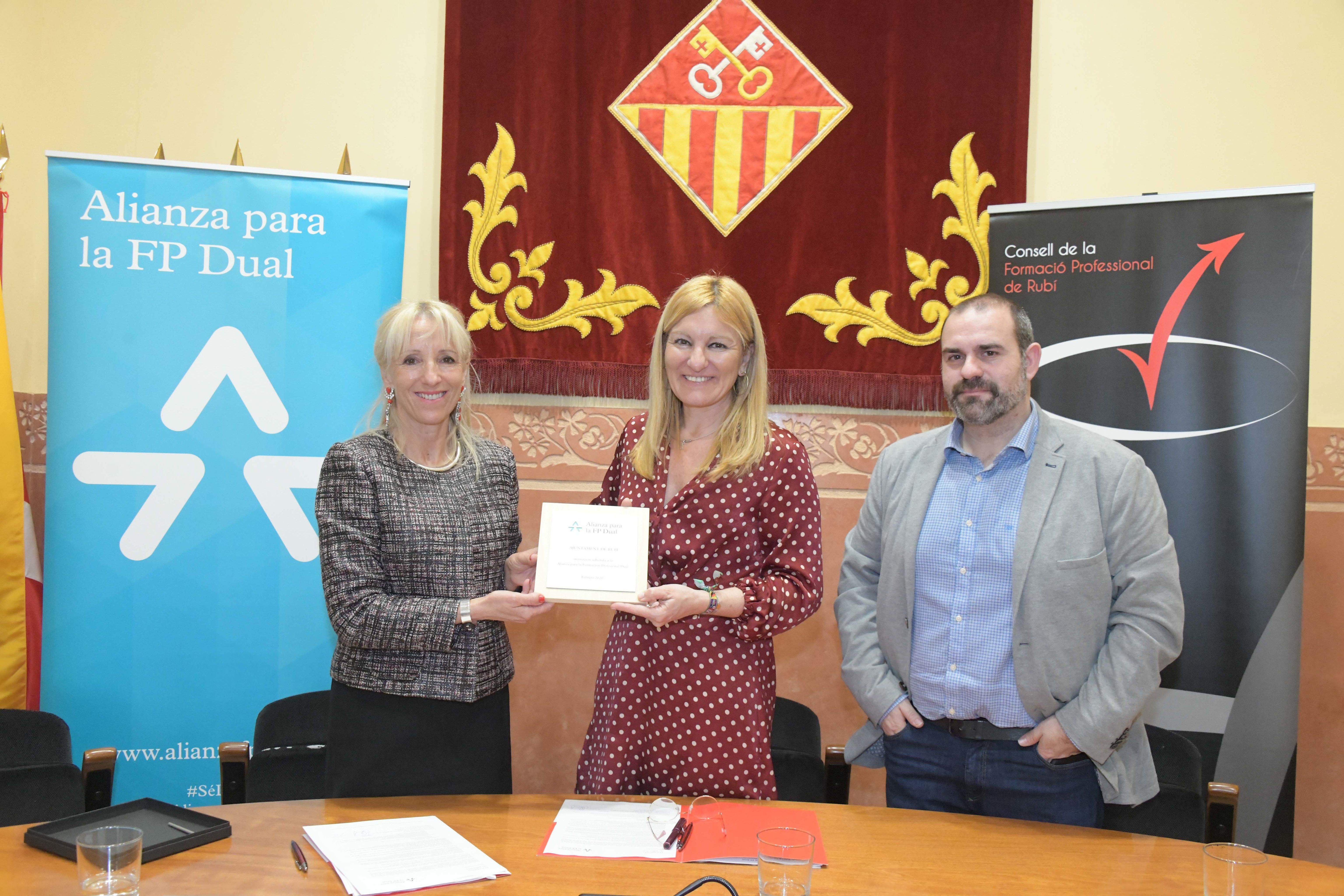 Clara Bassols, directora de la Fundació Bertelsmann, Ana María Martínez, alcaldessa de Rubí, i Víctor García, regidor d'Ocupació i Ocupabilitat. FOTO: Ajuntament de Rubí - Localpress