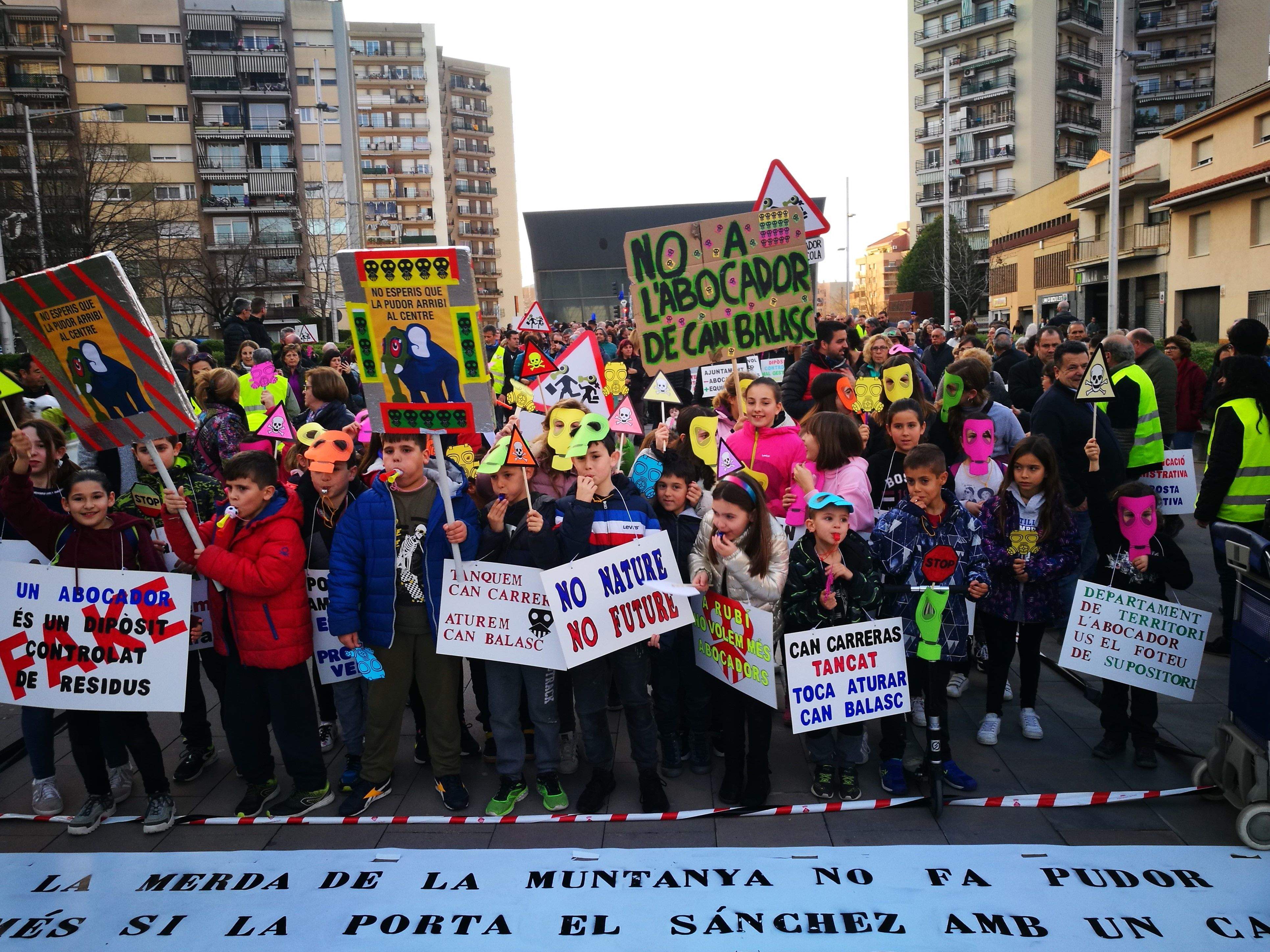 Els alumnes de l'escola verda Rivo Rubeo han estat un dels protagonistes de la manifestació multitudinària contra l'abocador de Can Balasc. FOTO: Redacció