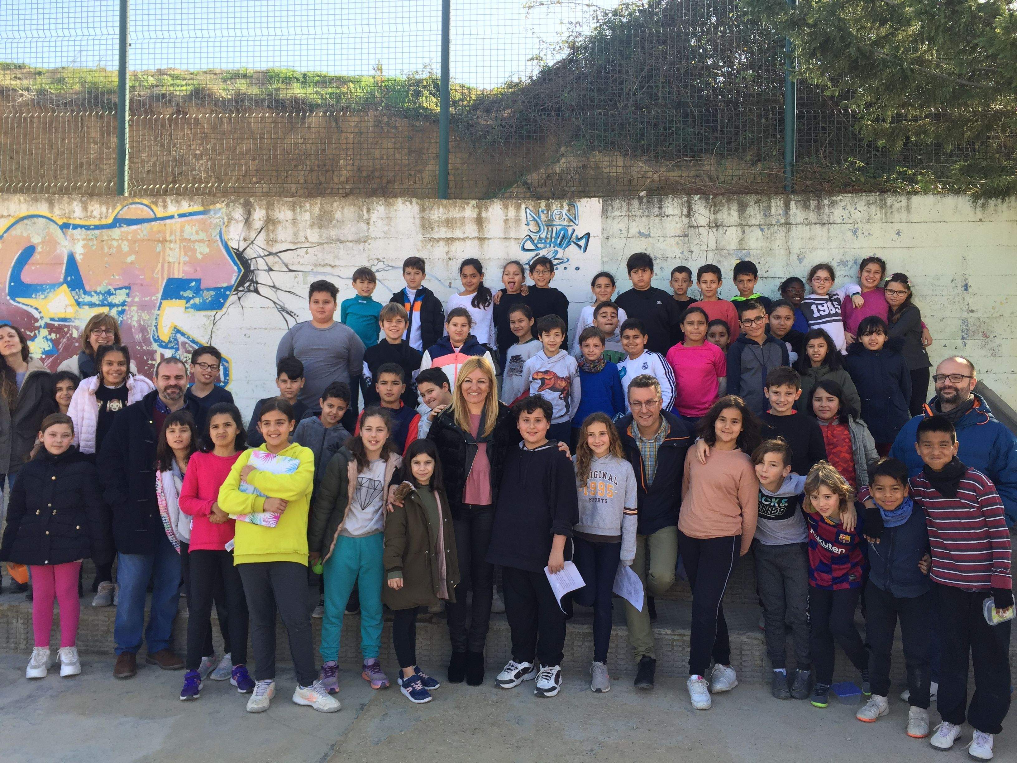 Alumnes de 4t de primària de l'Institut-Escola Altet amb l'alcaldessa de Rubí, i els regidors d'Educació i Medi Ambient. FOTO: Redacció