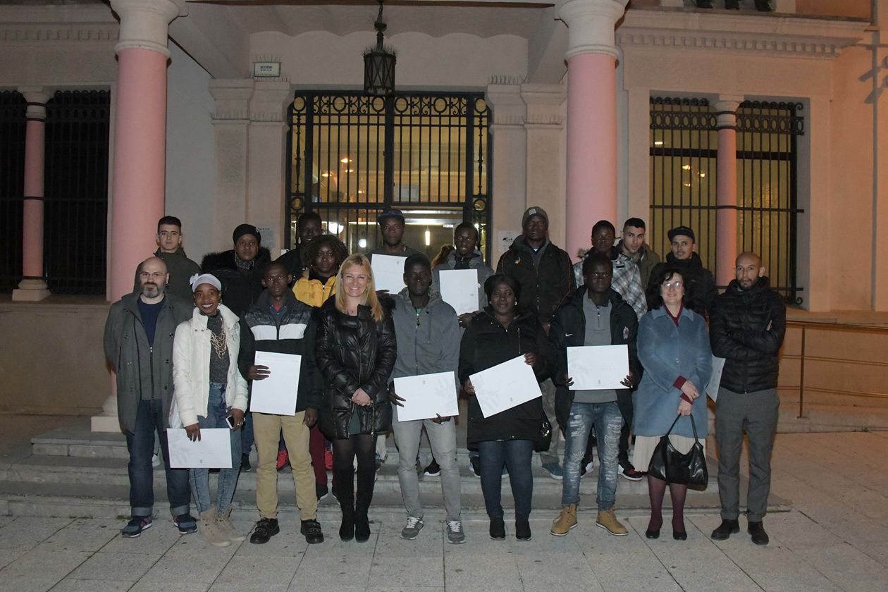 Les 17 persones que han rebut el certificat d'acollida amb els representants institucionals a les portes de l'Ajuntament. FOTO: Ajuntament de Rubí-Localpress