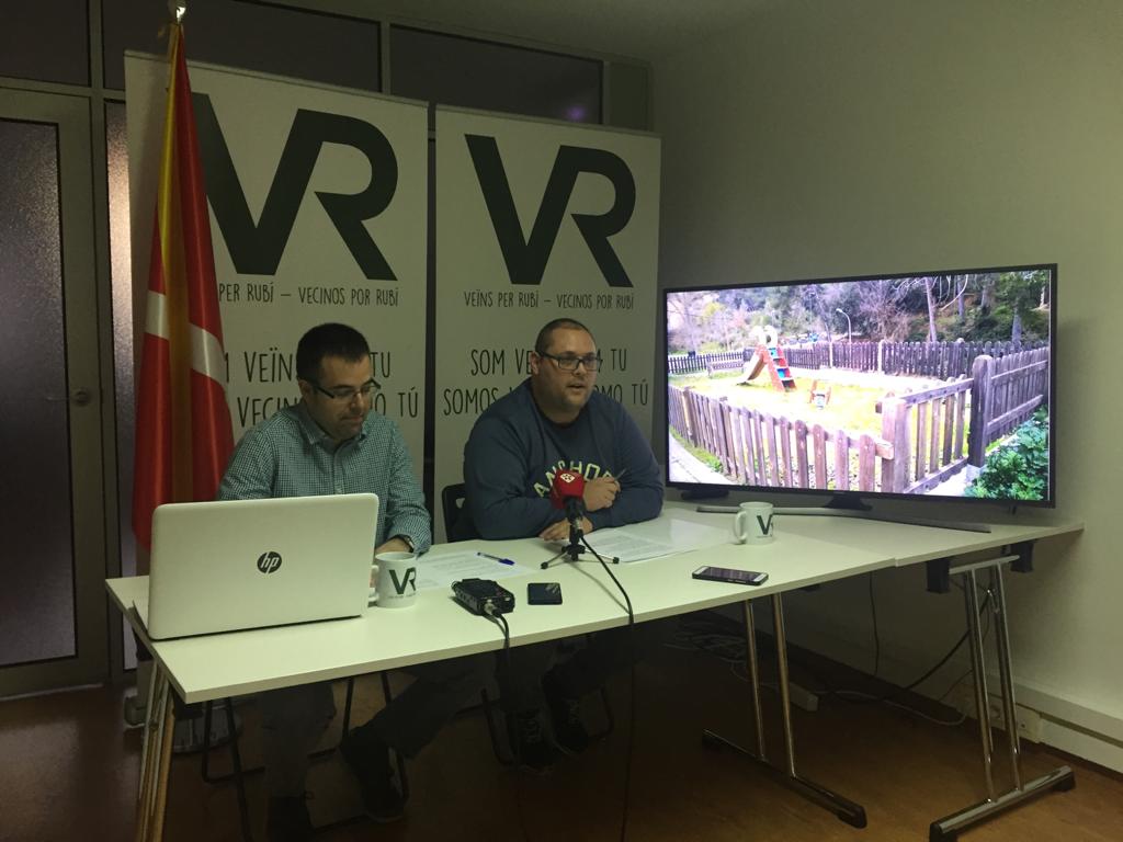 Toni García ha fet un repàs d'alguns parcs del centre i de les urbanitzacions de Rubí. FOTO: Redacció