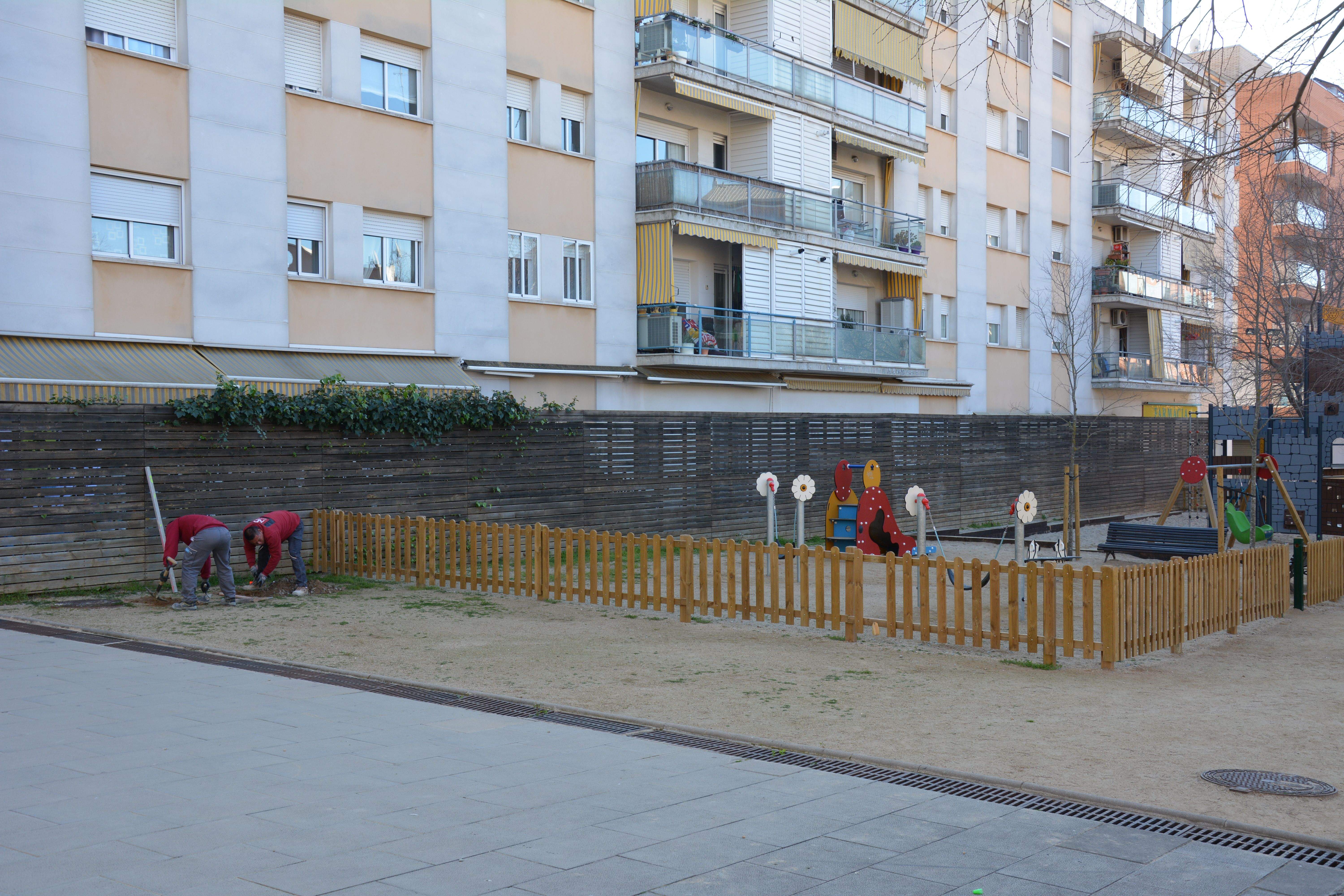 La instal·lació d'aquests nous bancs ja ha començat. FOTO: Ajuntament de Rubí