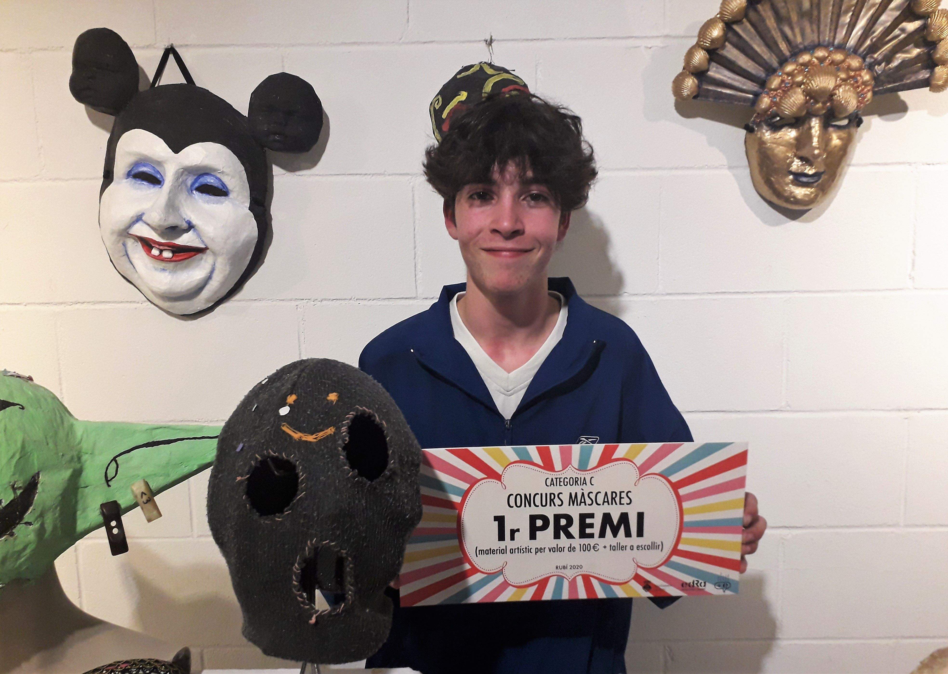 Martí Roca ha estat el guanyador del concurs de l’edRa en la categoria dels adults, amb una màscara anticapitalista. FOTO: Redacció Martí Roca ha estat el guanyador del concurs de l’edRa en la categoria dels adults, amb una màscara anticapitalista. FOTO: Redacció