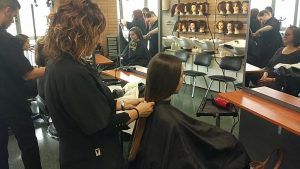 Imatge del tall de cabells solidari de l'any passat. FONT: Institut La Serreta de Rubí