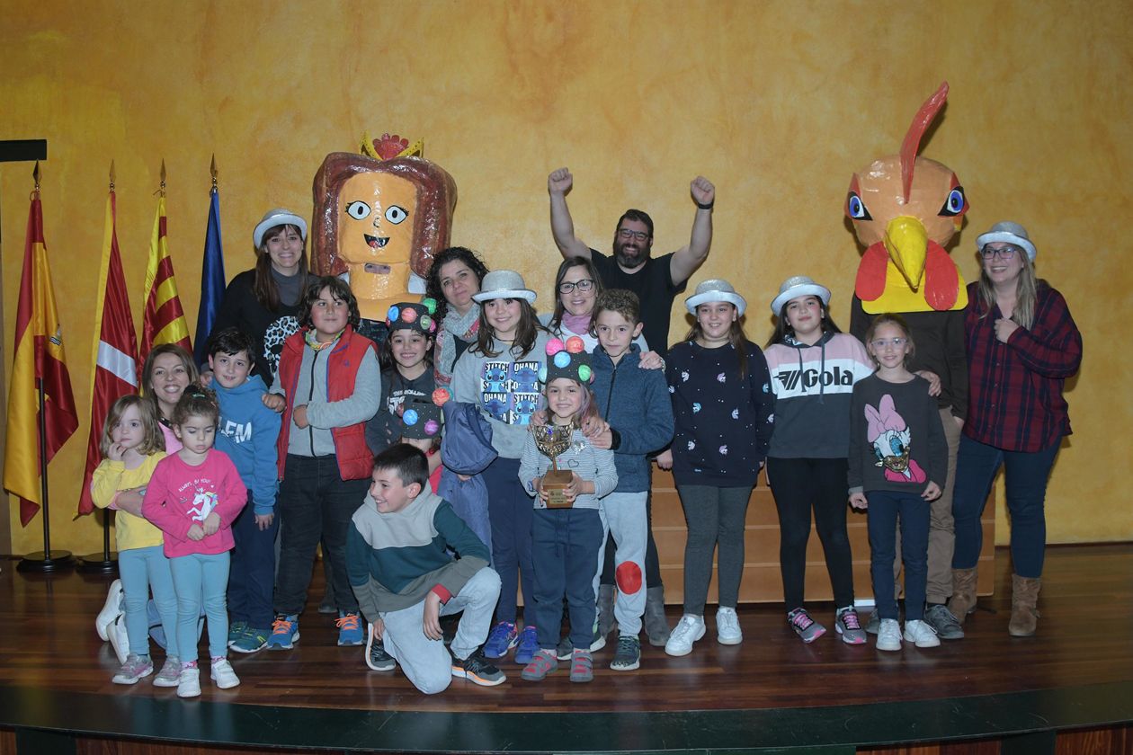 El grup guanyador del Concurs de comparses de Carnaval, recollint el seu premi. FOTO: Ajuntament de Rubí – Localpres)