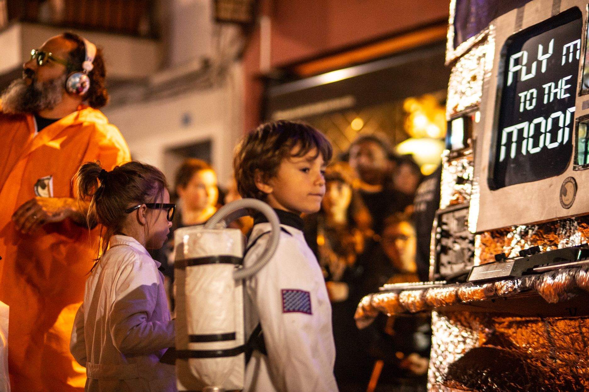 L'espai i l'arribada de l'home a la Lluna ha estat la temàtica escolida per l'AFA de l'Escola 25 de setembre, guanyadora del Concurs de comparses de Carnaval. FOTO: Adrián G. Mora