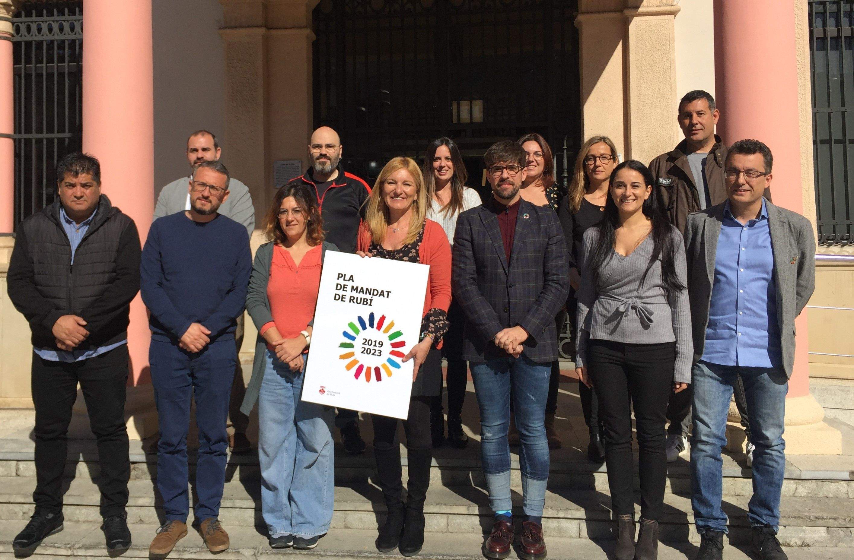 Membres de l'equip de govern del PSC i ECP a les portes de l'Ajuntament de Rubí. FOTO: Redacció