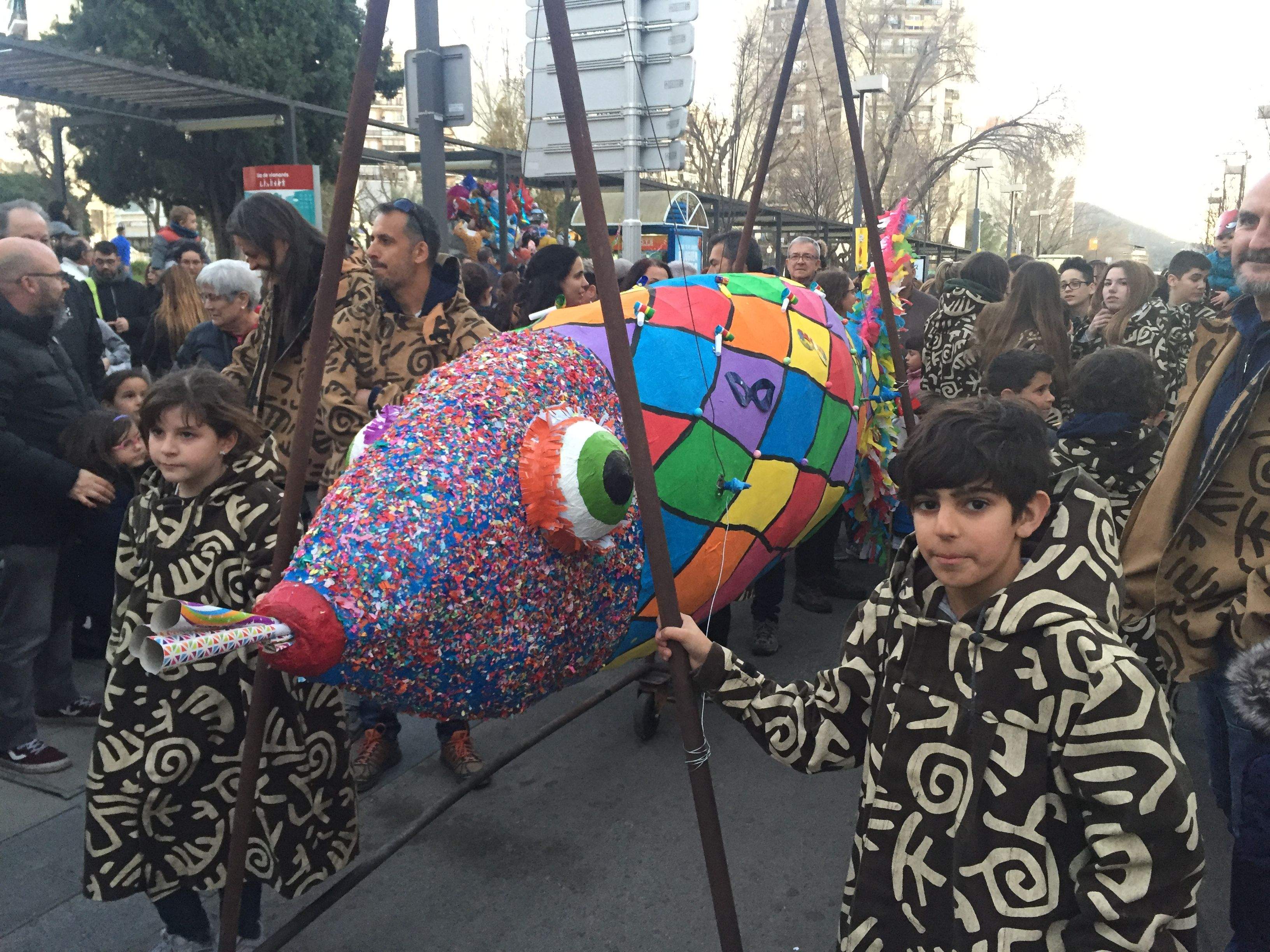 El seguici fúnebre de l'enterrament de la Sardina ha sortit des de la plaça Pearson. FOTO: Redacció