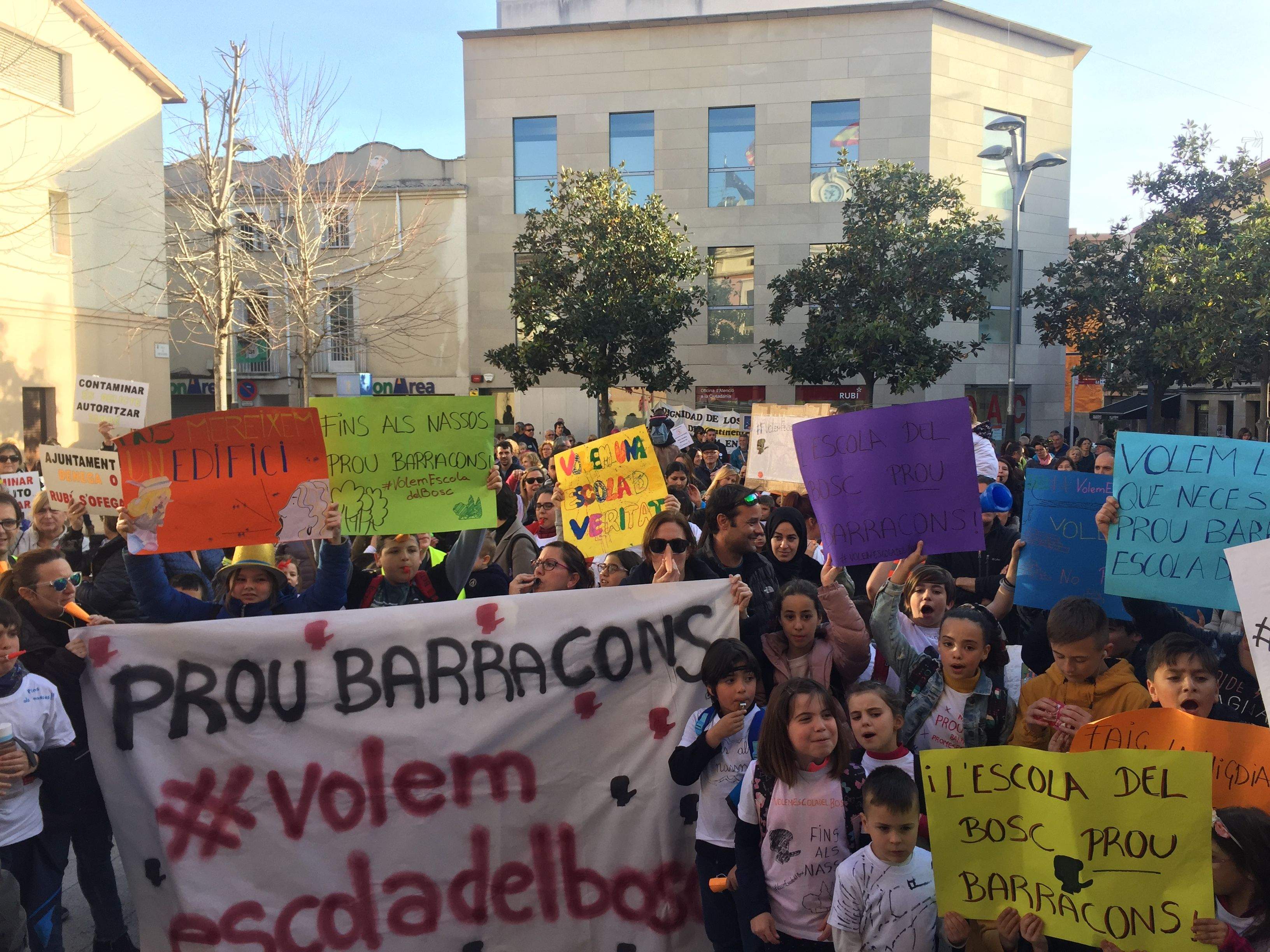 La comunitat educativa de l'Escola del Bosc en la darrera manifestació. FOTO: Redacció