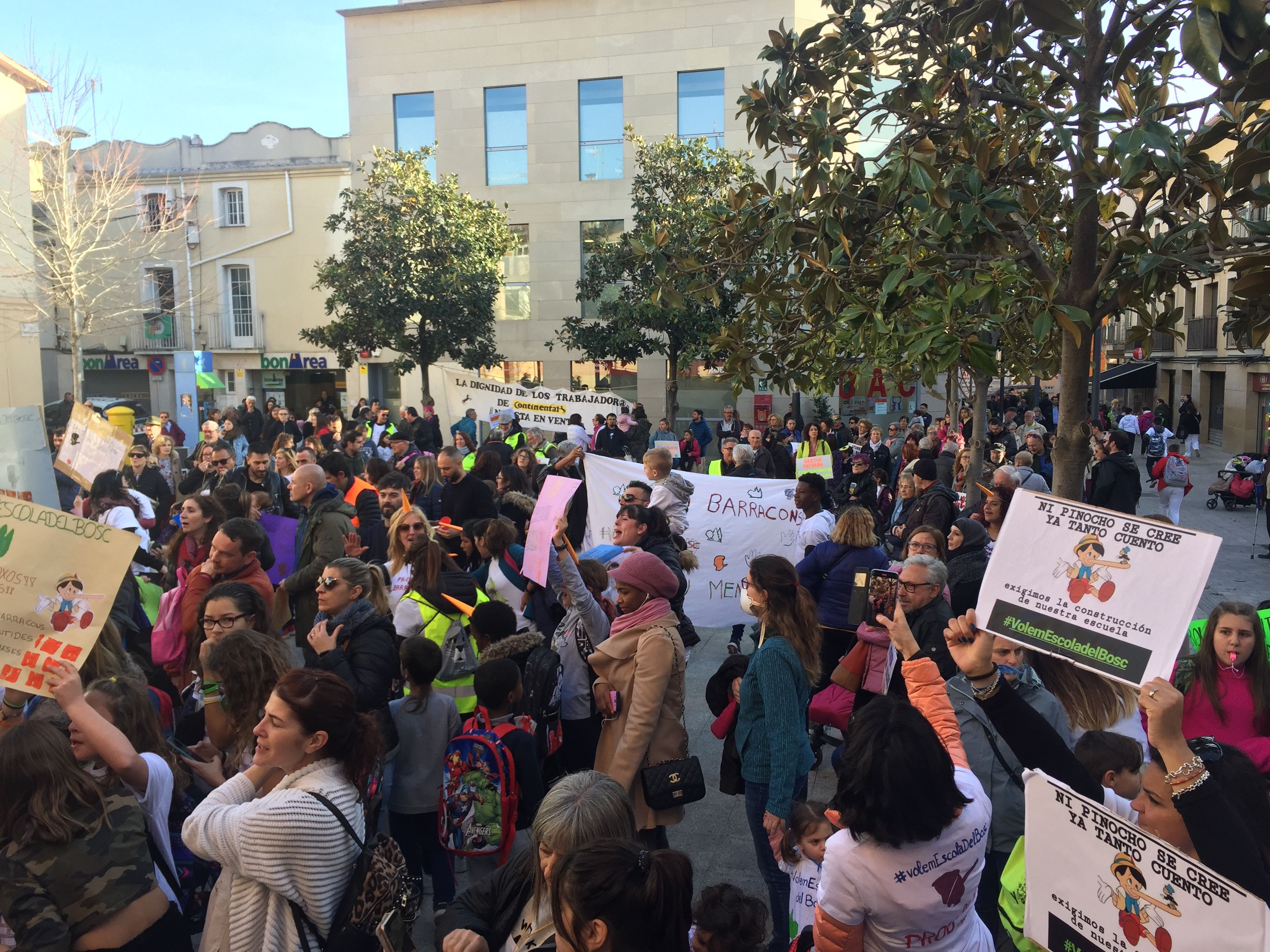 Les tres manifestacions simultànies han reunit centenars de persones. FOTO: Redacció