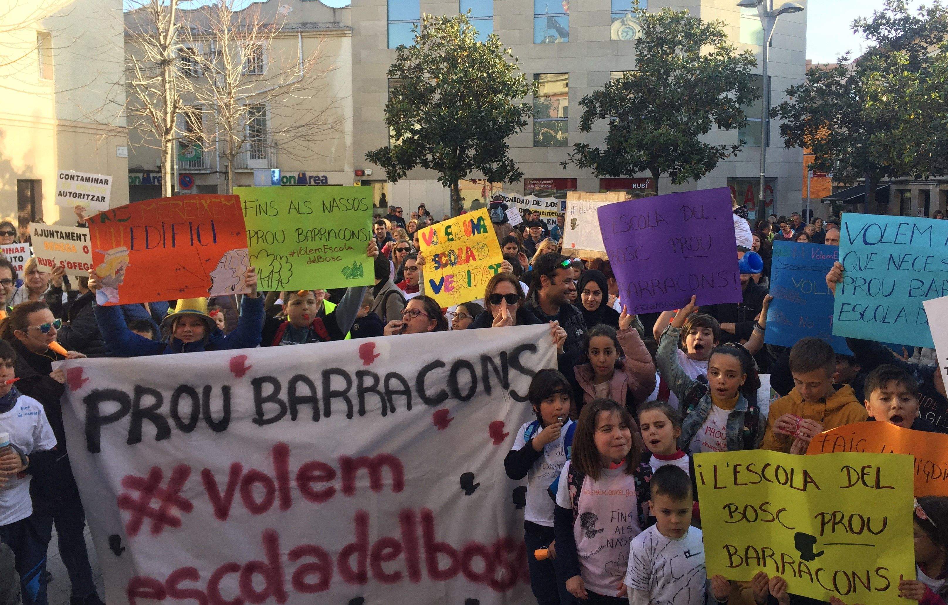 La comunitat educativa de l'Escola del Bosc s'ha manifestat a la plaça Pere Aguilera mentre se celebrava el ple municipal. FOTO: Redacció La comunitat educativa de l'Escola del Bosc s'ha manifestat a la plaça Pere Aguilera mentre se celebrava el ple municipal. FOTO: Redacció
