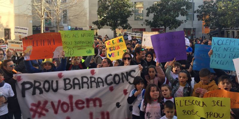 Una protesta de la comunitat educativa de l'Escola del Bosc a la plaça de l'Ajuntament FOTO: Arxiu