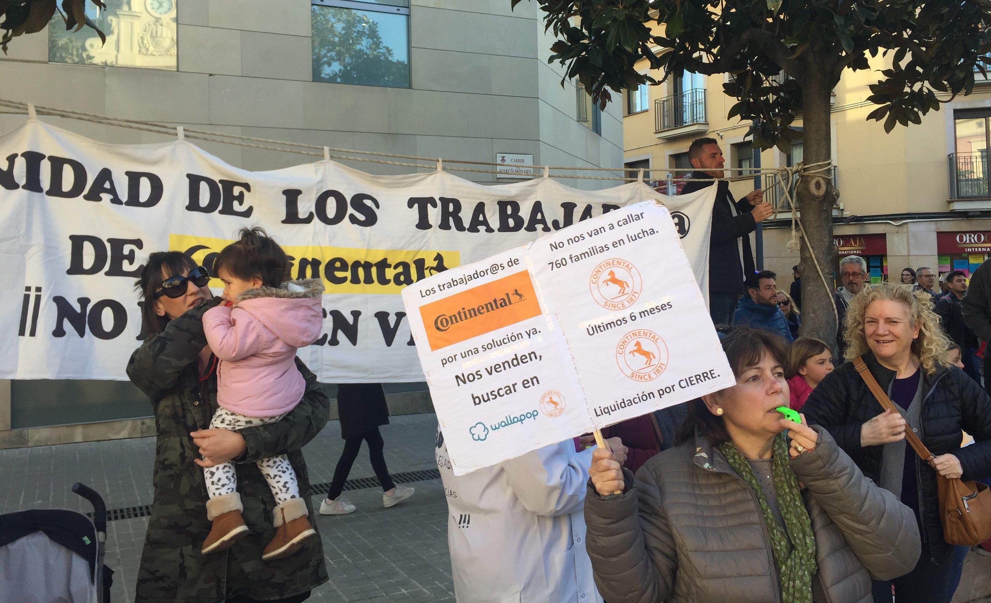 Alguns dels treballadors de Continental s'han manifestat aquest dijous a la plaça Pere Aguilera. FOTO: Redacció Alguns dels treballadors de Continental s'han manifestat aquest dijous a la plaça Pere Aguilera. FOTO: Redacció