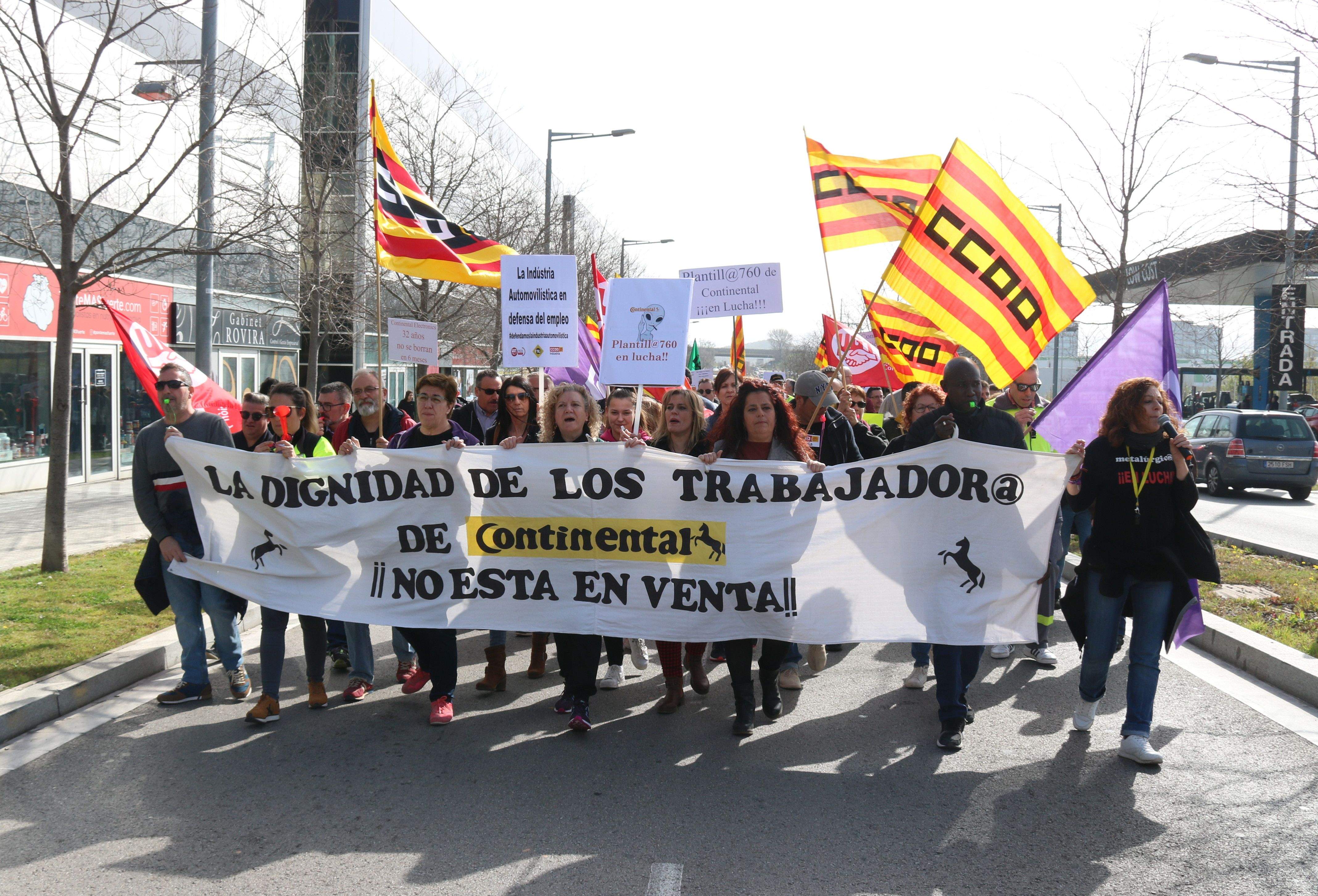La manifestació dels treballadors de Continental ha començat a l'skate park de Rubí i ha acabat a la plaça Pere Esmendia. FOTO: ACN