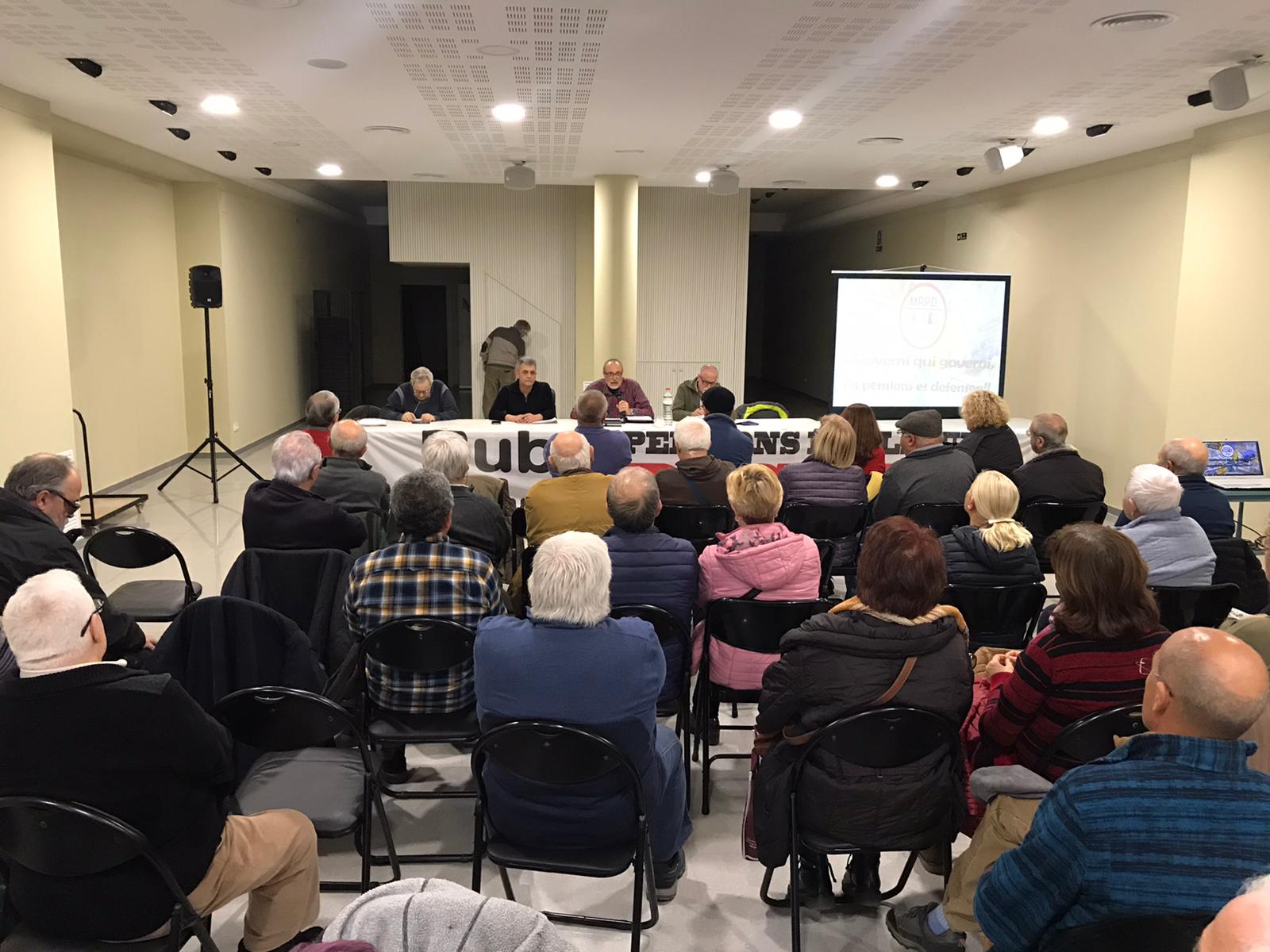 Conferència del Moviment per unes pensions dignes de Rubí a l'Auditori Vallhonrat. FOTO: Redacció Conferència del Moviment per unes pensions dignes de Rubí a l'Auditori Vallhonrat. FOTO: Redacció