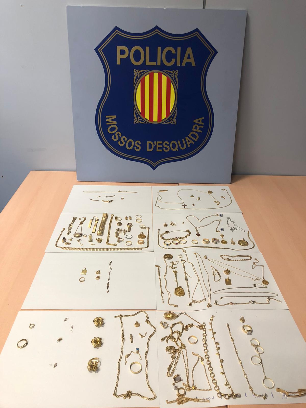 Venien les joies sostretes a establiments de compravenda d'or i joies. FOTO: Mossos d'Esquadra Venien les joies sostretes a establiments de compravenda d'or i joies. FOTO: Mossos d'Esquadra