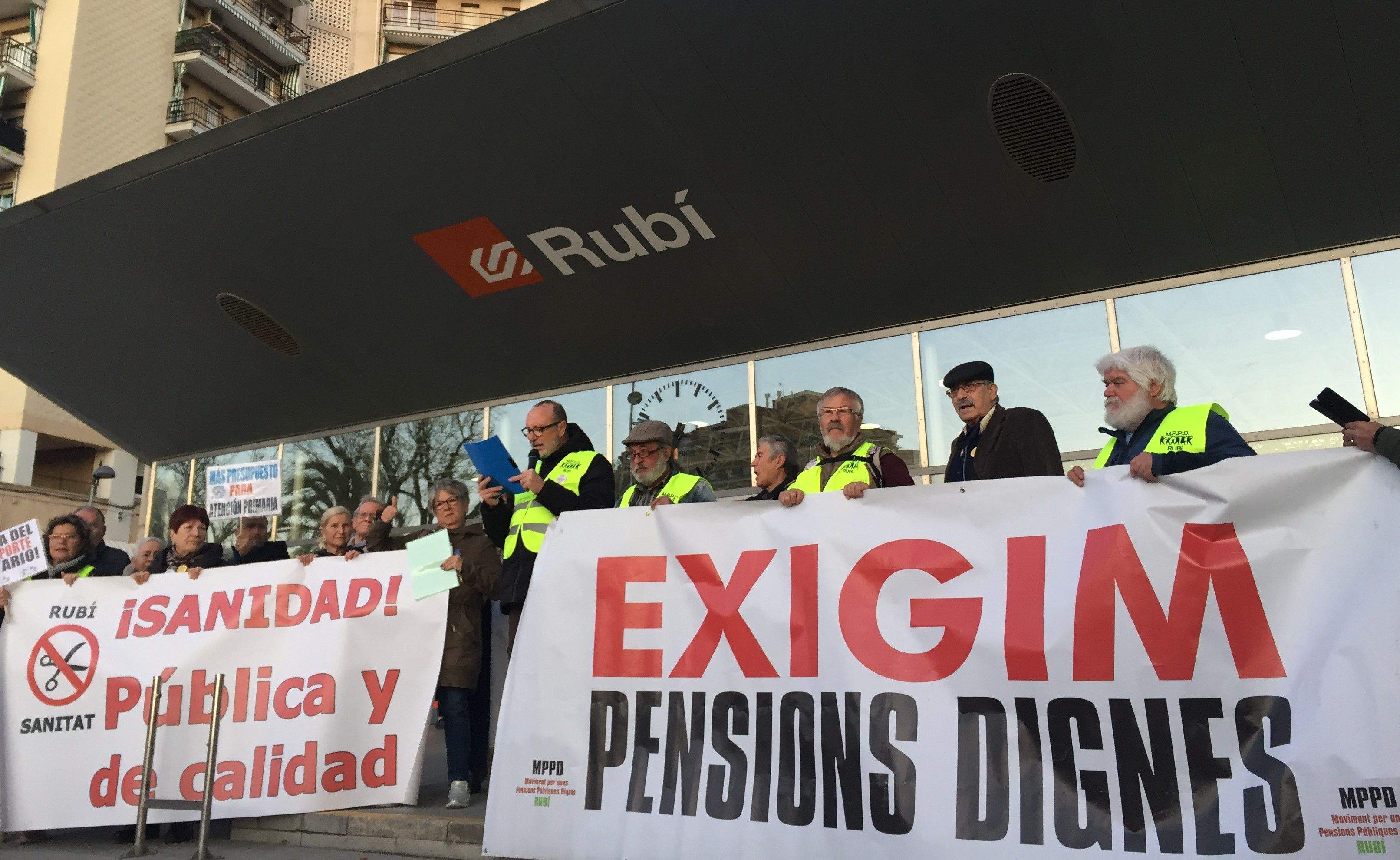Una vuitantena de persones han recorregut els carrers del centre de Rubí fins a arribar a la plaça Nova de l'Estació. FOTO: Redacció Una vuitantena de persones han recorregut els carrers del centre de Rubí fins a arribar a la plaça Nova de l'Estació. FOTO: Redacció