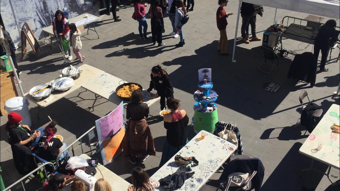 Dinar popular libanés al Celler durant el "No Woman No Fest" . FOTO: Redacció