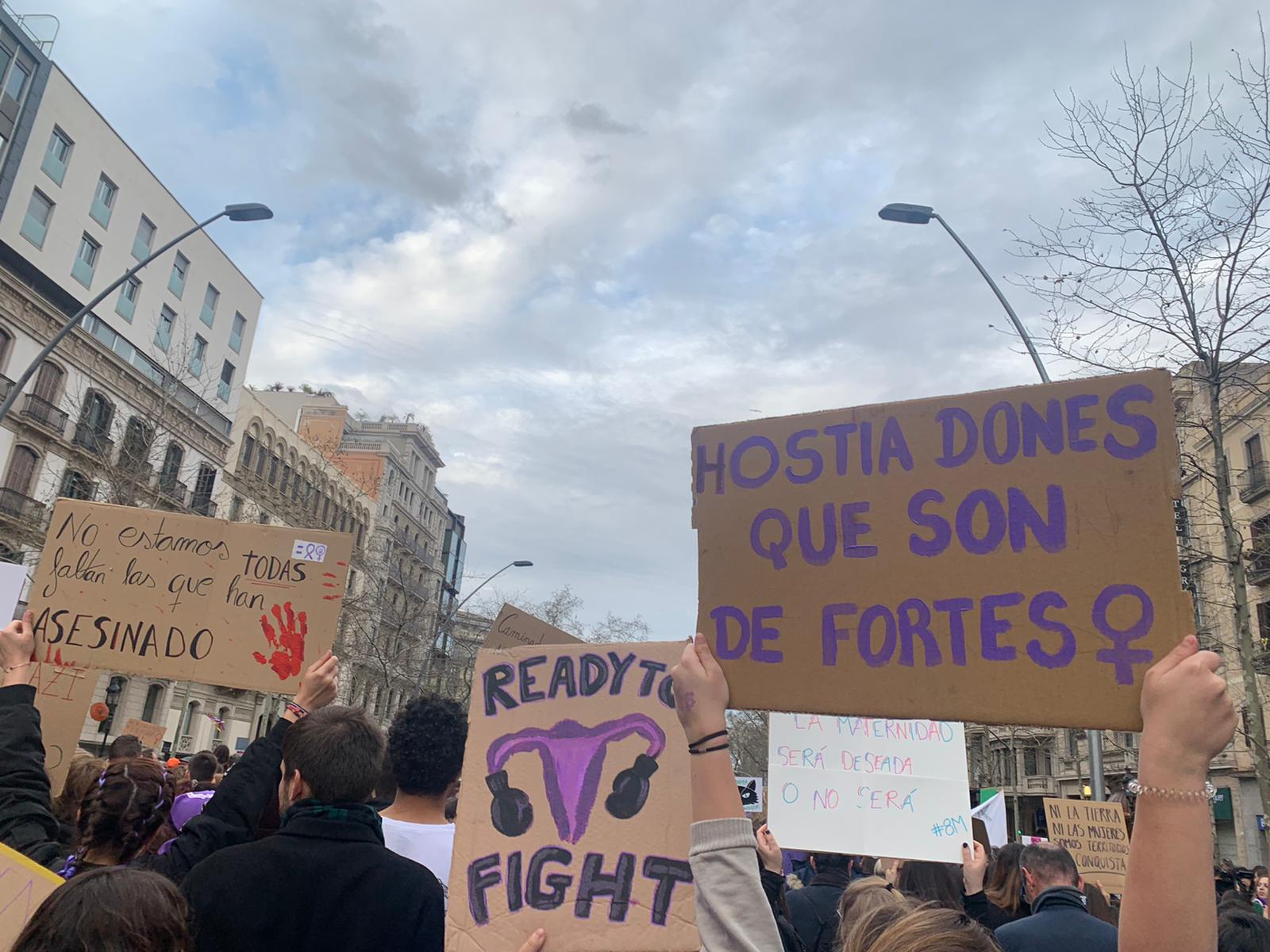 Pancartes de la manifestació realitzada a Barcelona pel 8-M. FOTO: Andrea C. Orts