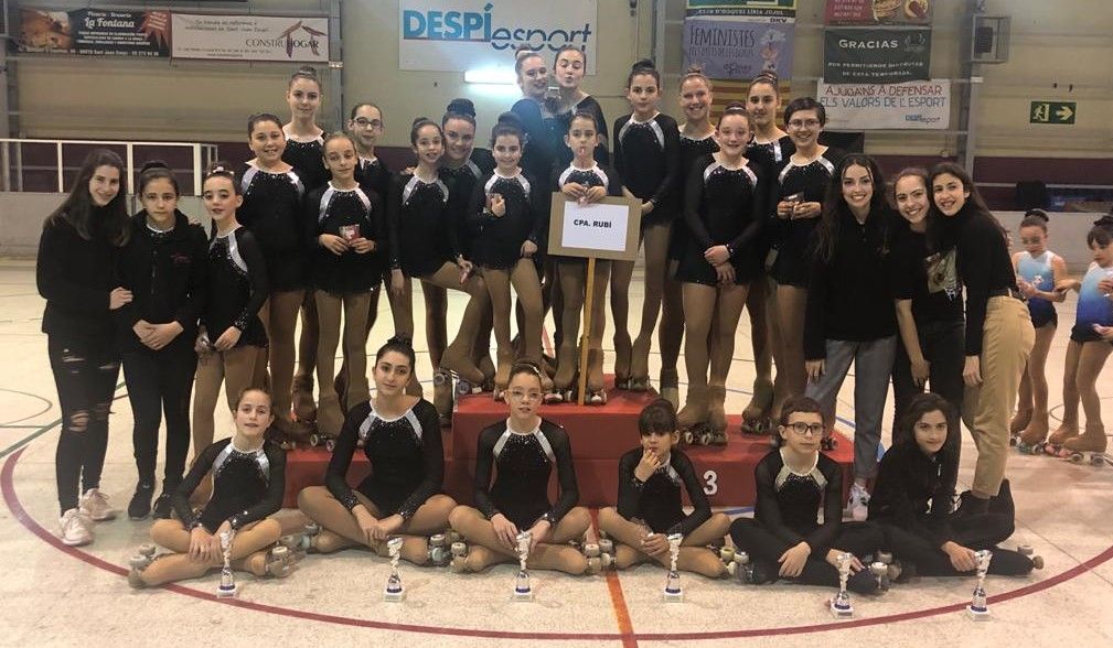 Els membres del Club de Patinatge Artístic de Rubí amb els seus trofeus. FOTO: Cedida