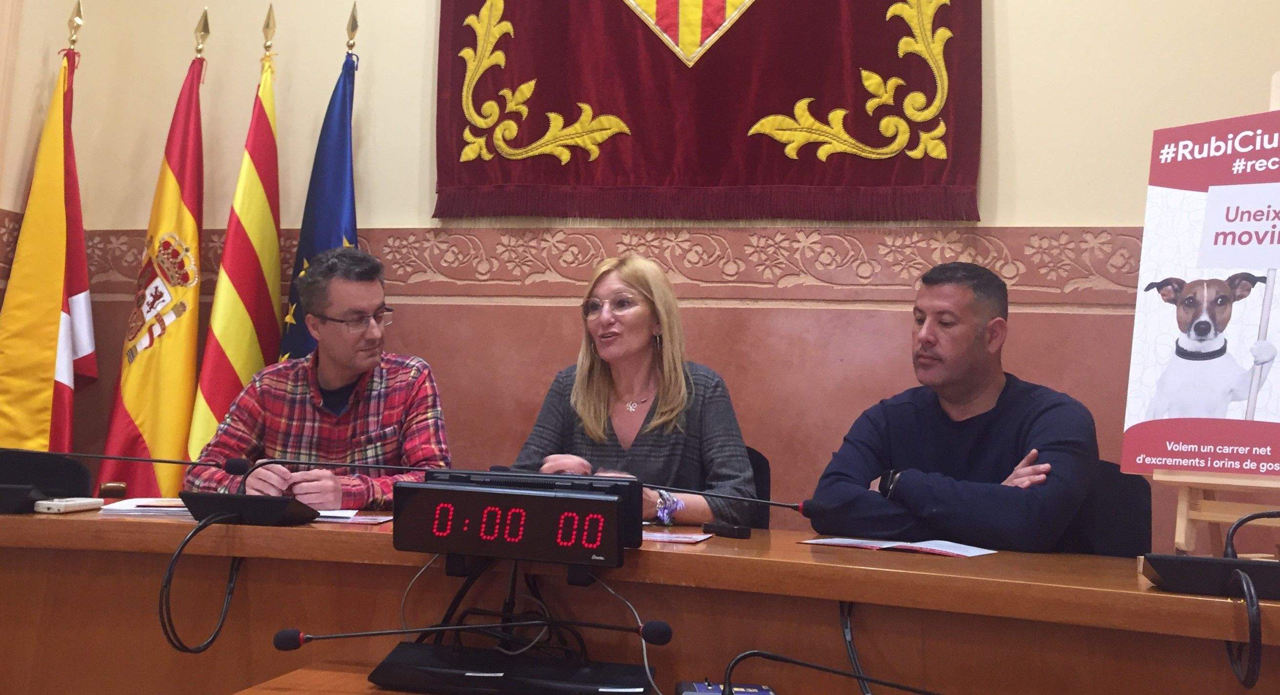 La presentació de la campanya de civisme ha tingut lloc aquest dilluns a la sala de plens. FOTO: Redacció