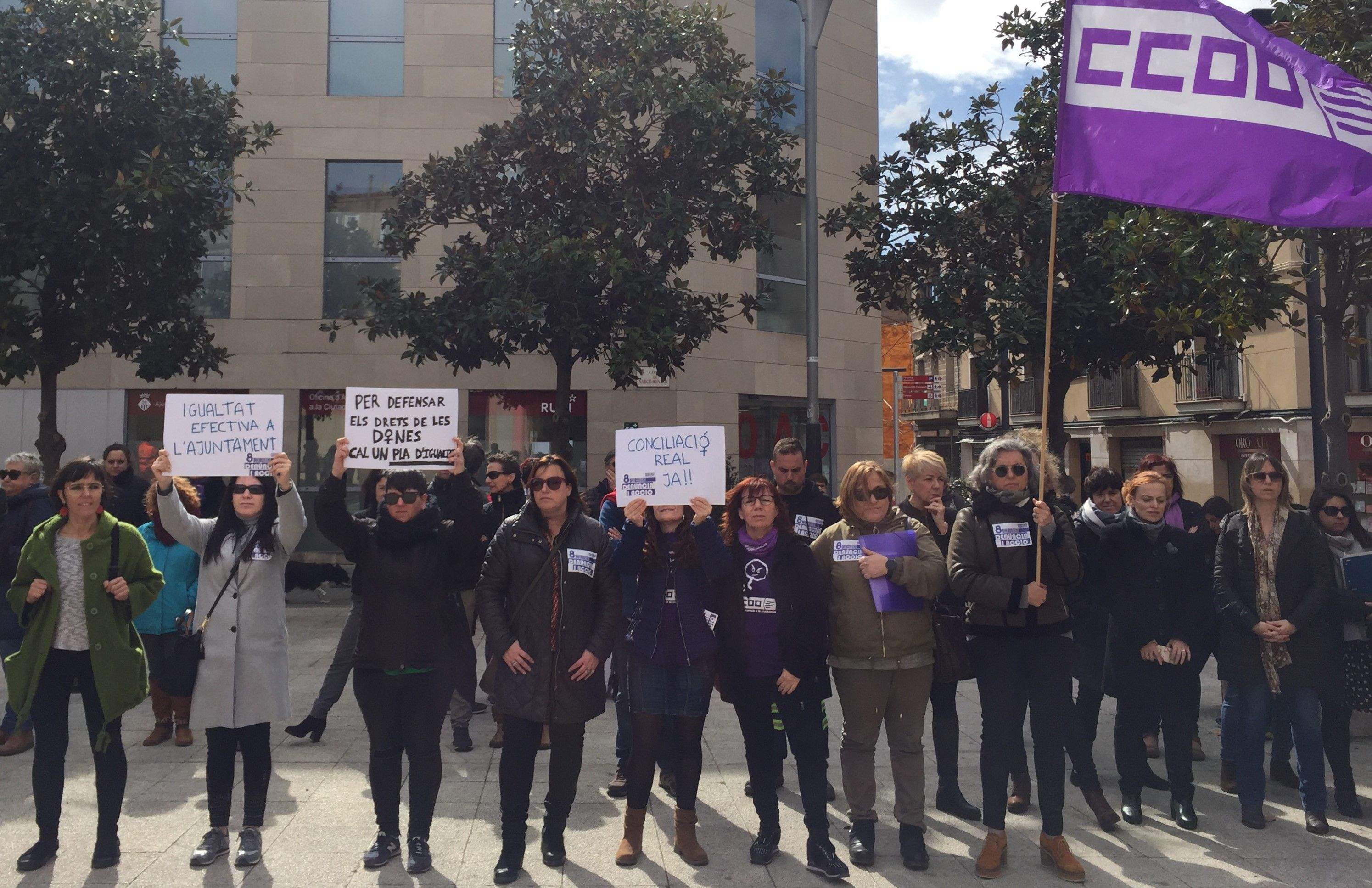 Representants de CCOO es van manifestar a la plaça de l'Ajuntament el divendres 6, coincidint amb la lectura del manifest del Dia de la Dona. FOTO: Redacció
