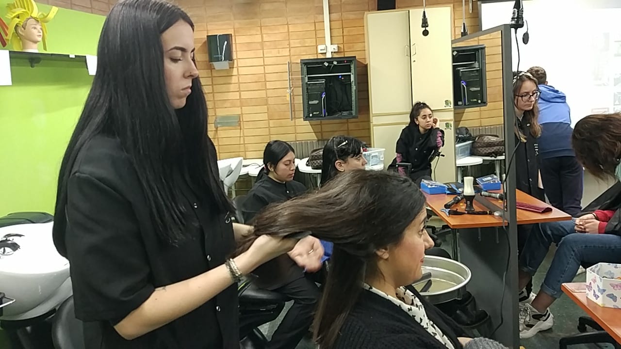 A la iniciativa solidària de tall de cabells han participat alumnes, amistats i familiars dels estudiants d'FP de Perruqueria i Cosmètica Capilar de l'Institut La Serreta. FOTO: Cedida