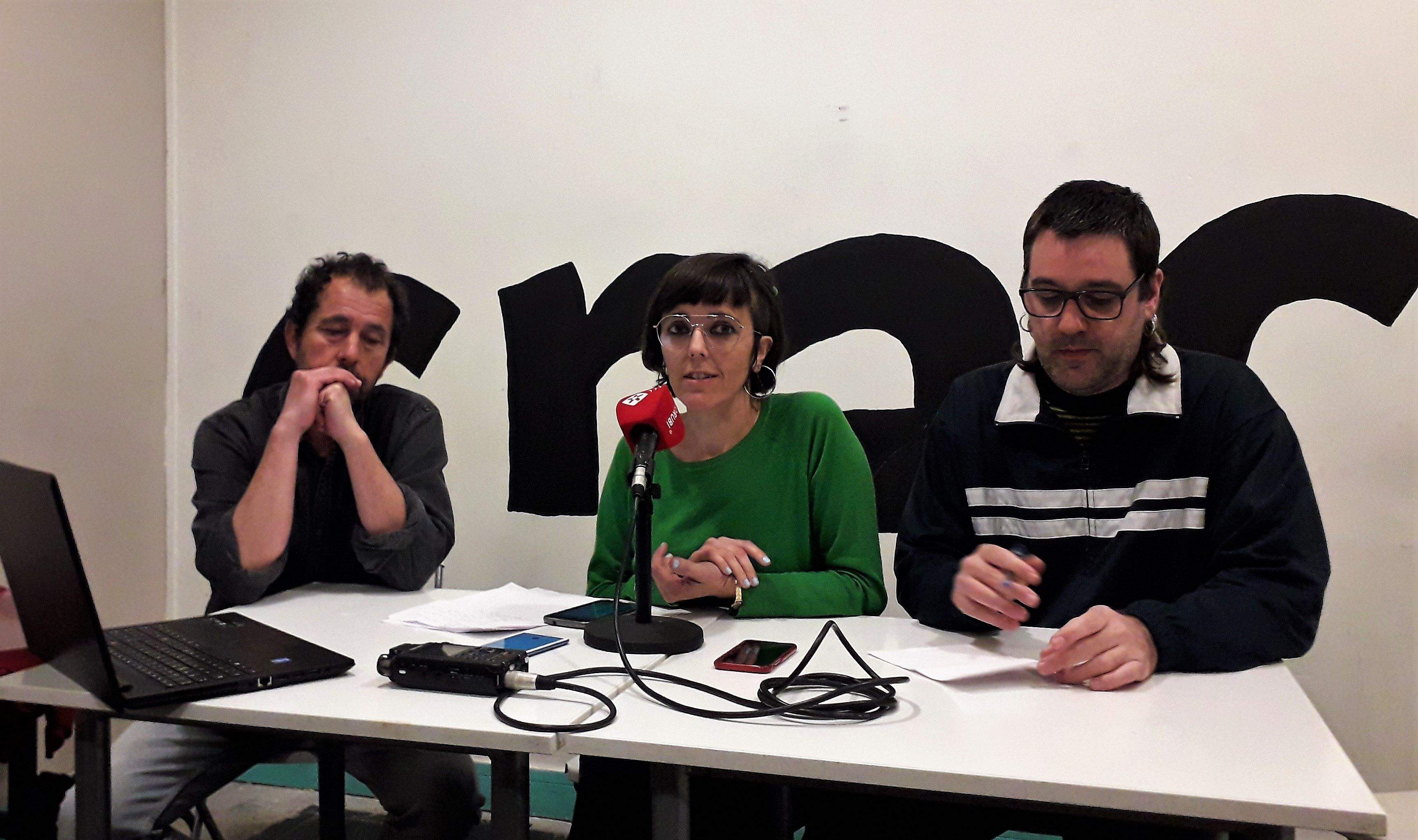 Roda de premsa de fa 7 mesos amb Jordi Muntan, Betlem Cañizar i Albert Giménez, sobre els viatges institucionals. FOTO: Redacció