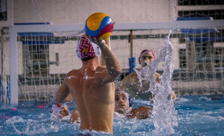  Seguint les recomanacions de la Reial Federació Espanyola, l'equip de waterpolo masculí jugarà el seu pròxim partit a porta tancada. FOTO: Cedida