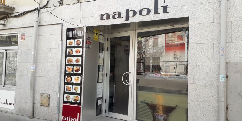 El bar Napoli, a la plaça Catalunya, porta dies tancat sense cap cartell indicatiu dels motius. FOTO: Redacció
