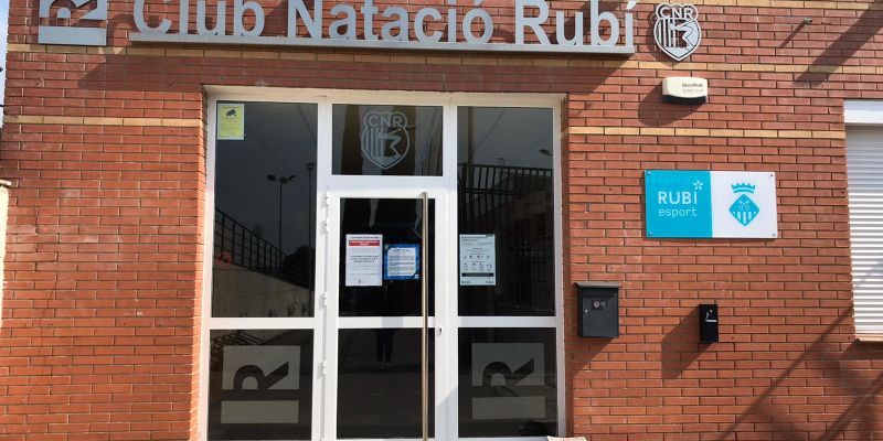 El Club Natació Rubí aquest divendres al matí, tancat com a mesura preventiva del coronavirus. FOTO: Redacció